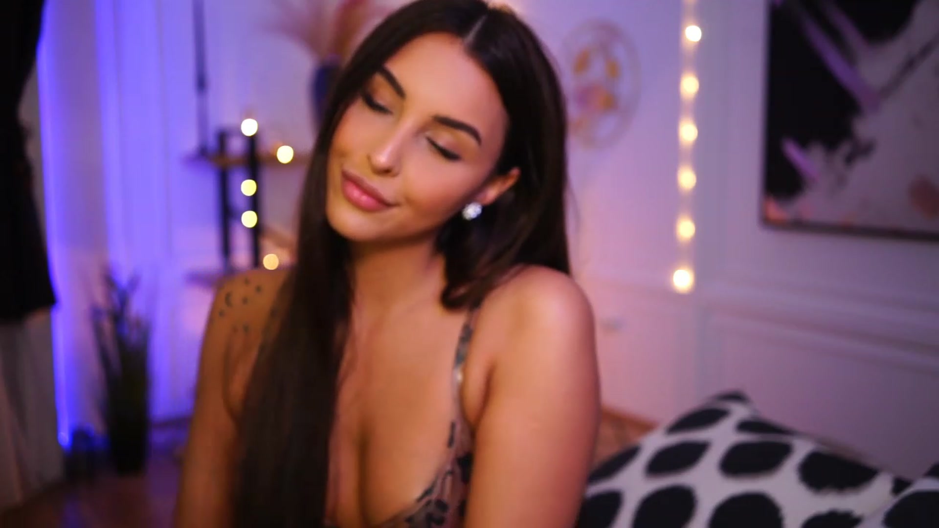 Gallery image thumbnail from Lisamelow's myfreecams stream on, 01/17/2023, 22:52 image 19 of 20
