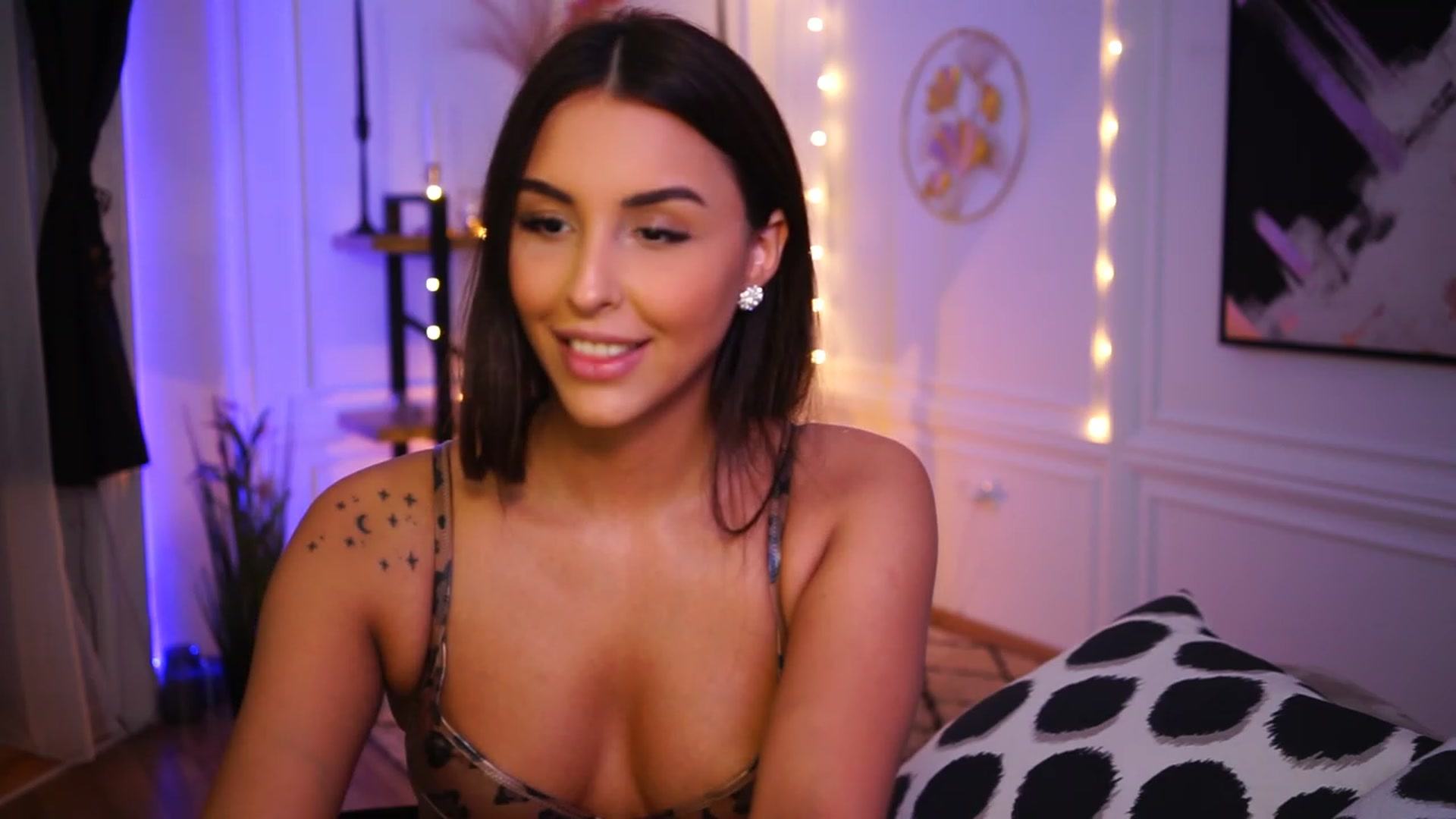 Gallery image thumbnail from Lisamelow's myfreecams stream on, 01/17/2023, 22:52 image 16 of 20