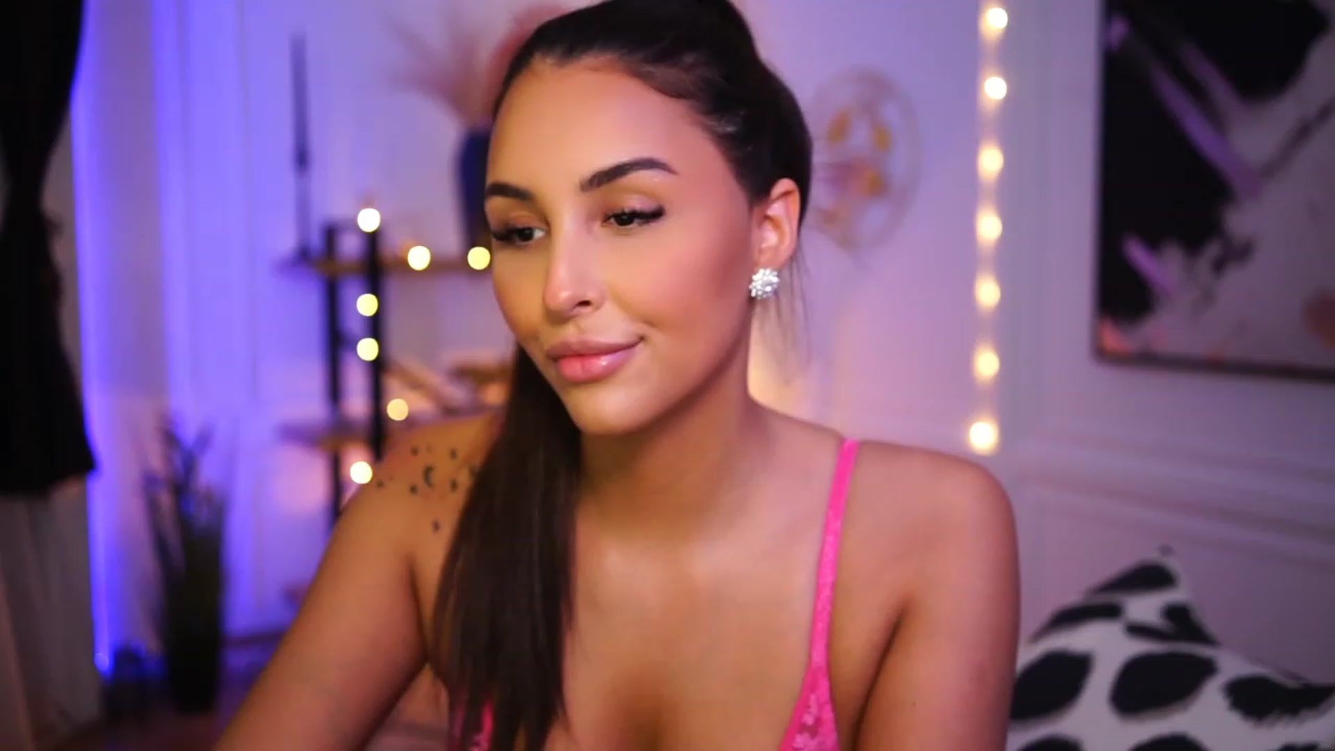 Gallery image thumbnail from Lisamelow's myfreecams stream on, 01/18/2023, 19:54 image 12 of 20