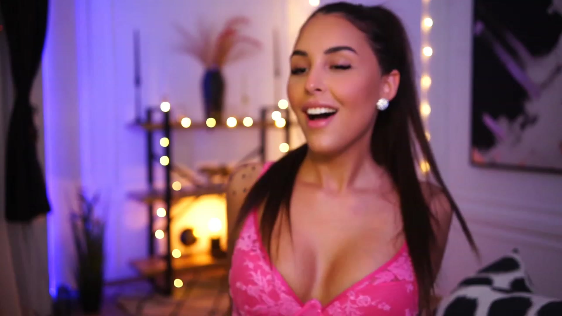 Gallery image thumbnail from Lisamelow's myfreecams stream on, 01/18/2023, 19:54 image 3 of 20