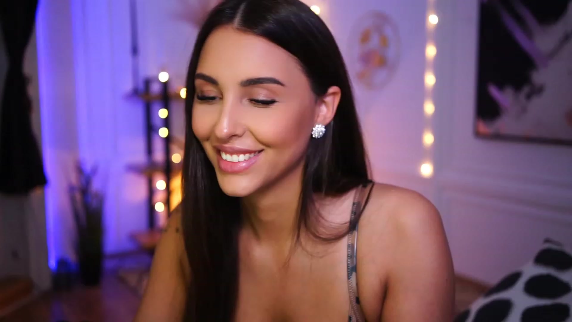 Gallery image thumbnail from Lisamelow's myfreecams stream on, 01/20/2023, 20:31 image 10 of 20