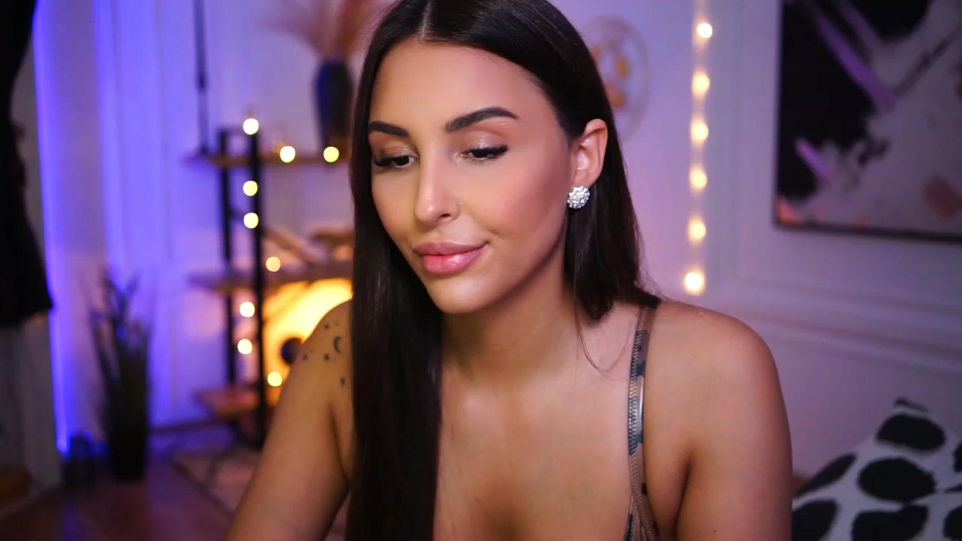 Gallery image thumbnail from Lisamelow's myfreecams stream on, 01/20/2023, 20:31 image 9 of 20