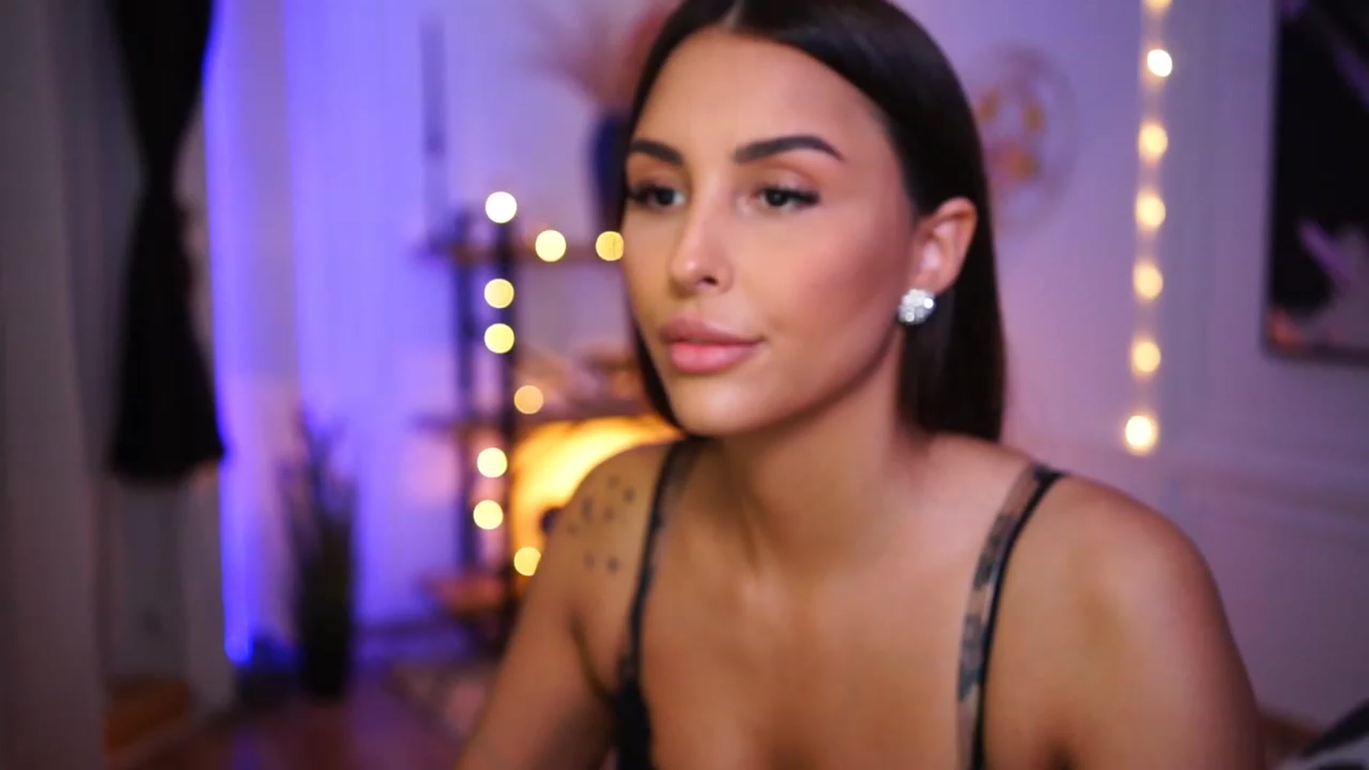 Gallery image thumbnail from Lisamelow's myfreecams stream on, 01/20/2023, 20:31 image 5 of 20