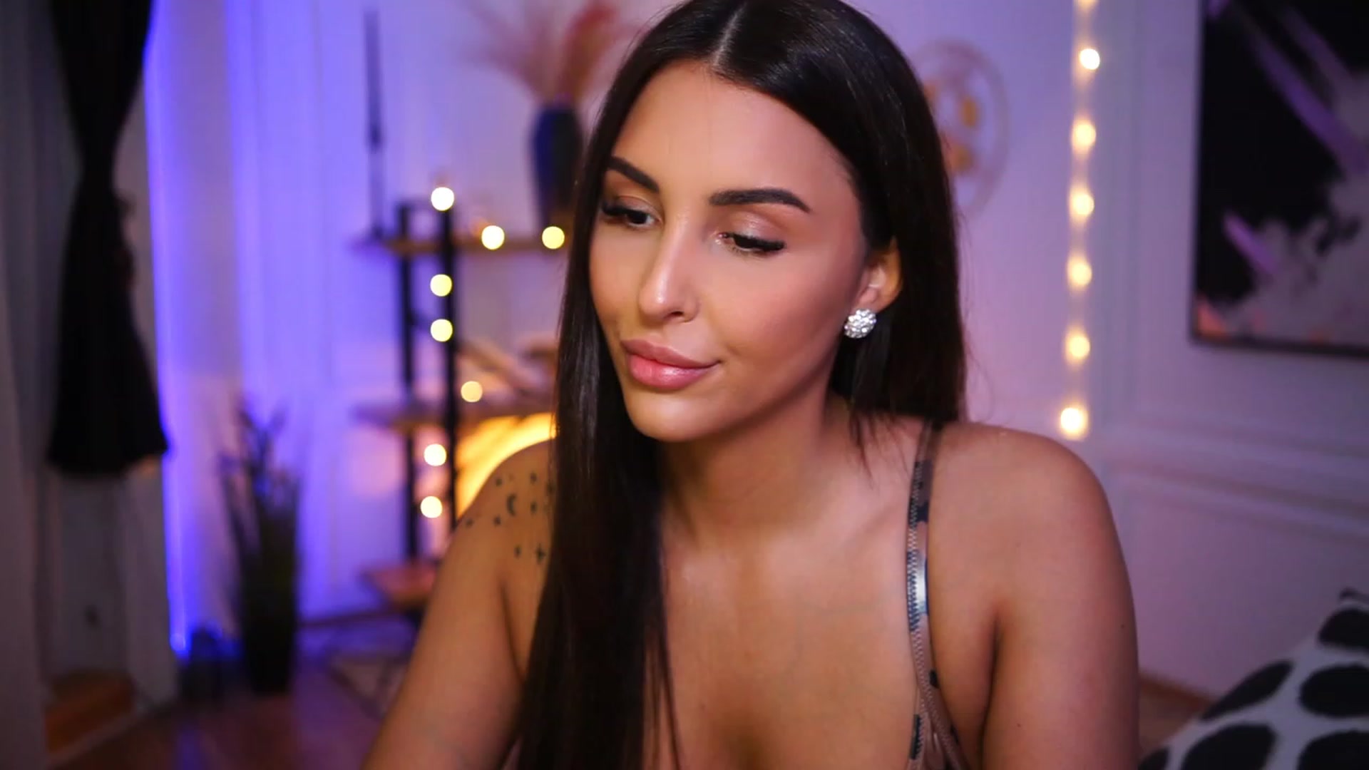 Gallery image thumbnail from Lisamelow's myfreecams stream on, 01/20/2023, 20:43 image 4 of 20