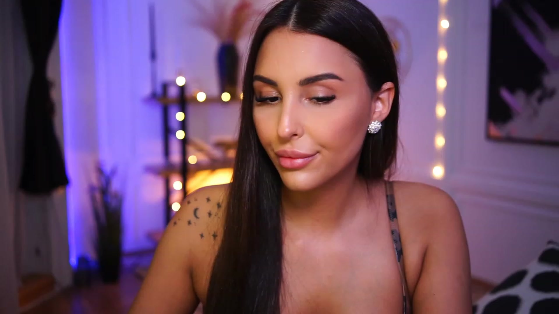 Gallery image thumbnail from Lisamelow's myfreecams stream on, 01/20/2023, 20:43 image 12 of 20
