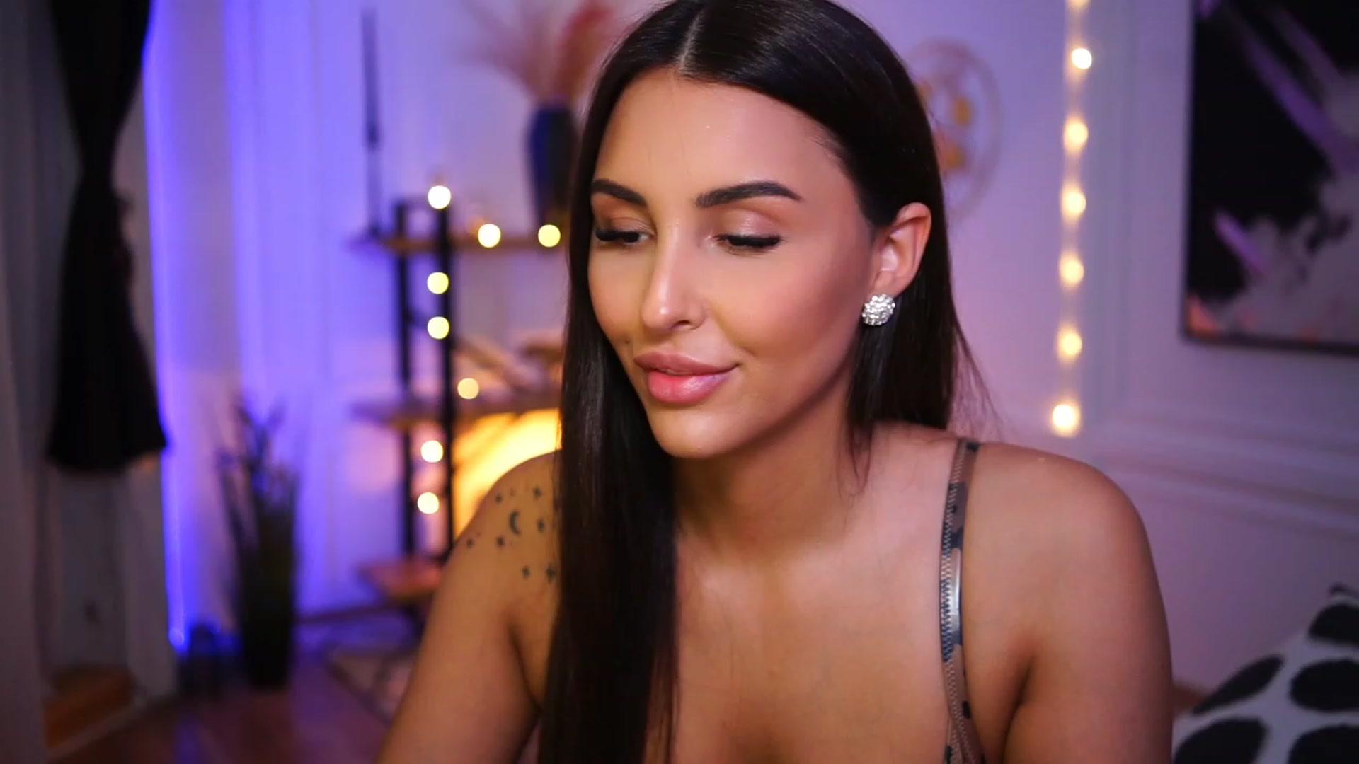 Gallery image thumbnail from Lisamelow's myfreecams stream on, 01/20/2023, 20:43 image 7 of 20