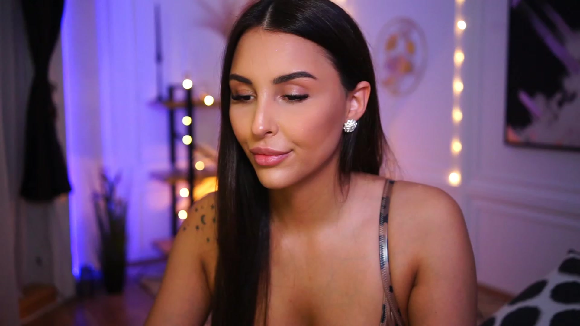 Gallery image thumbnail from Lisamelow's myfreecams stream on, 01/20/2023, 20:43 image 6 of 20