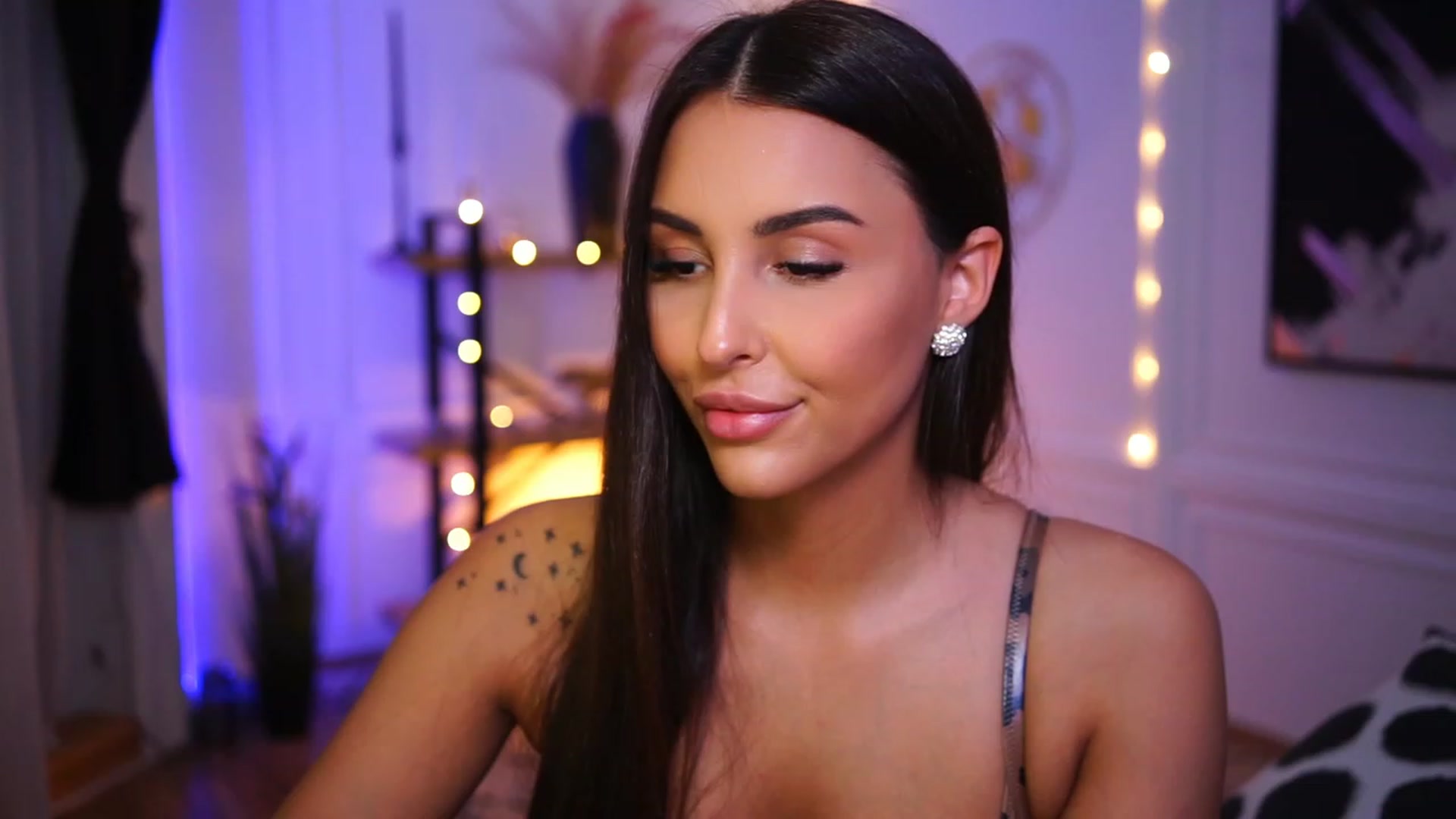Gallery image thumbnail from Lisamelow's myfreecams stream on, 01/20/2023, 20:43 image 9 of 20