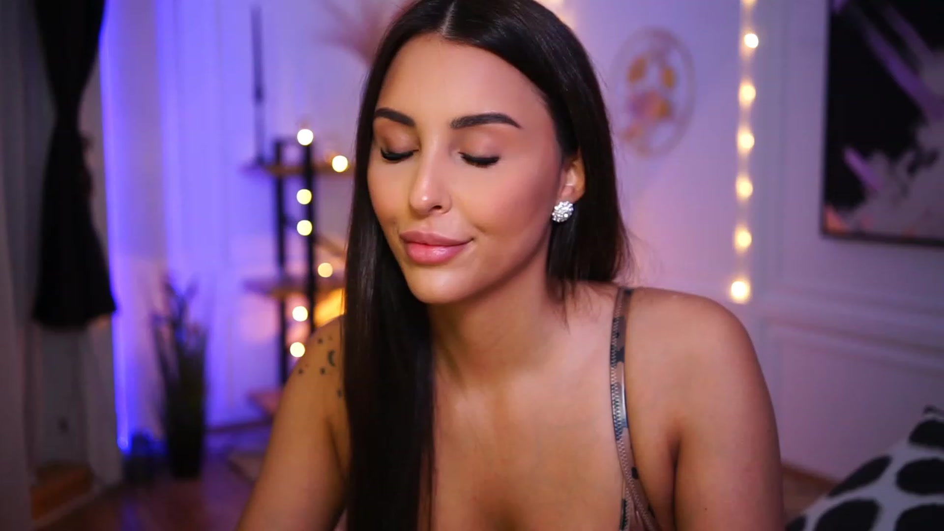Gallery image thumbnail from Lisamelow's myfreecams stream on, 01/20/2023, 20:43 image 5 of 20
