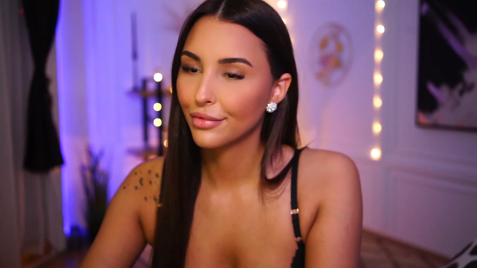 Gallery image thumbnail from Lisamelow's myfreecams stream on, 01/22/2023, 05:43 image 16 of 20