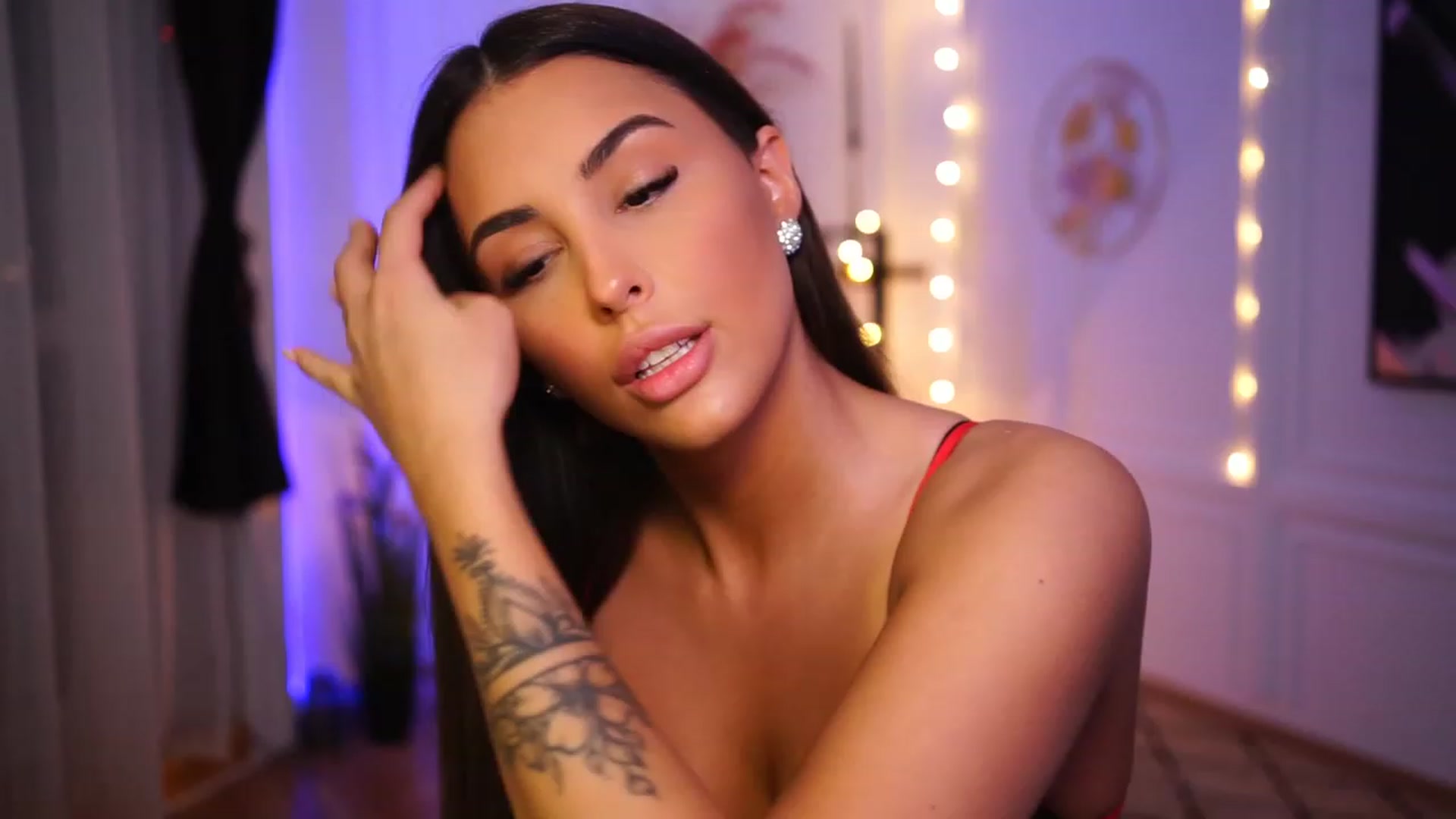Gallery image thumbnail from Lisamelow's myfreecams stream on, 01/22/2023, 05:43 image 6 of 20