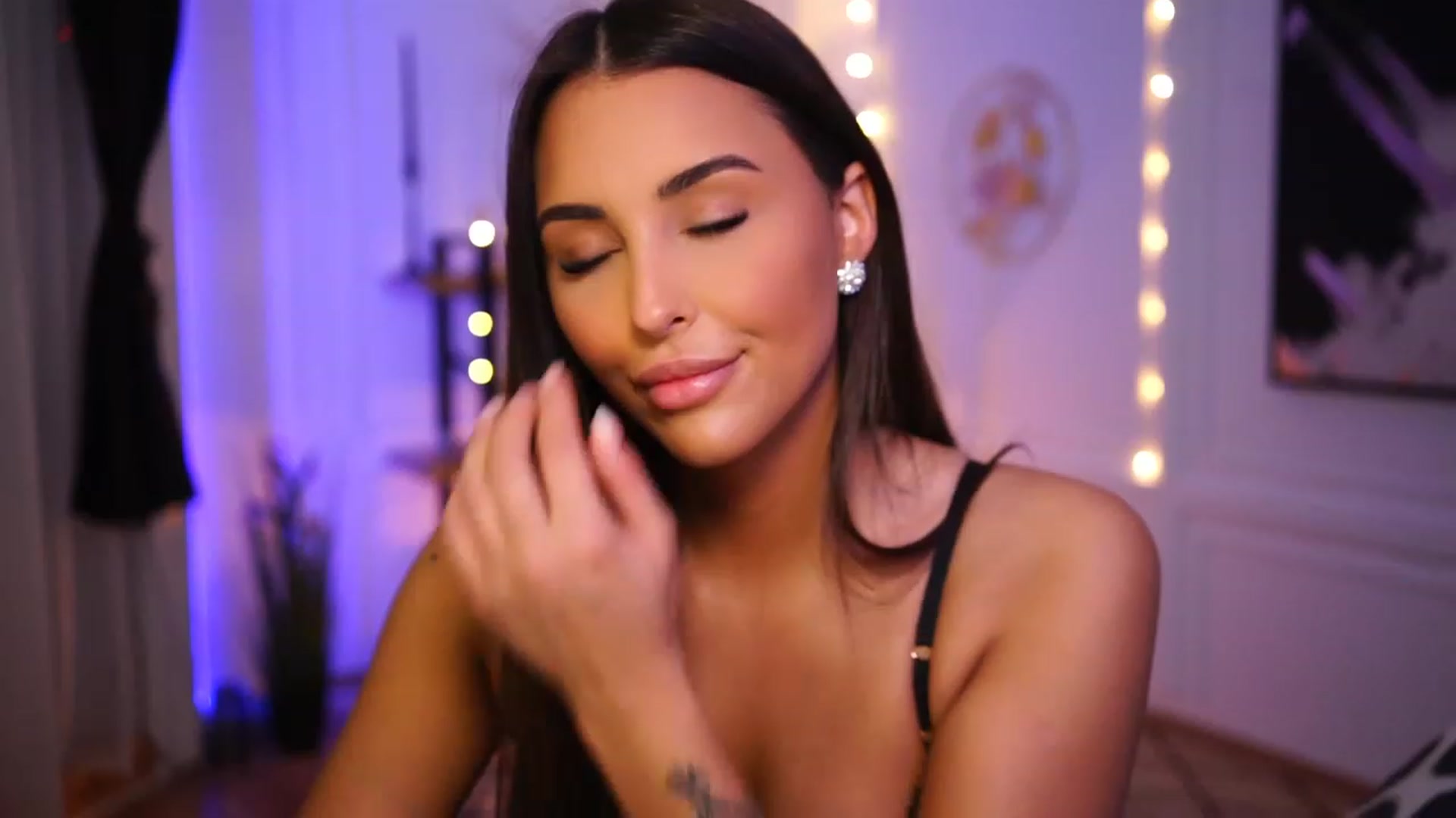 Gallery image thumbnail from Lisamelow's myfreecams stream on, 01/22/2023, 05:43 image 17 of 20