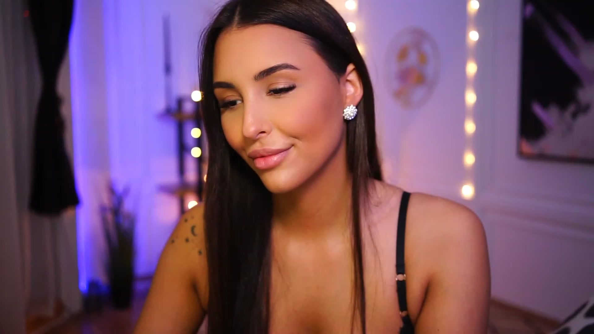Gallery image thumbnail from Lisamelow's myfreecams stream on, 01/22/2023, 05:43 image 18 of 20