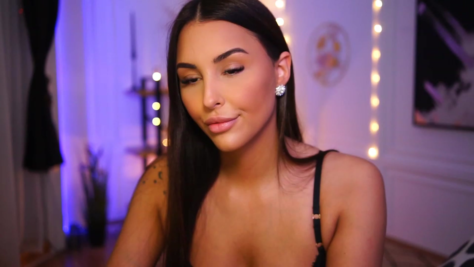 Gallery image thumbnail from Lisamelow's myfreecams stream on, 01/22/2023, 05:43 image 14 of 20