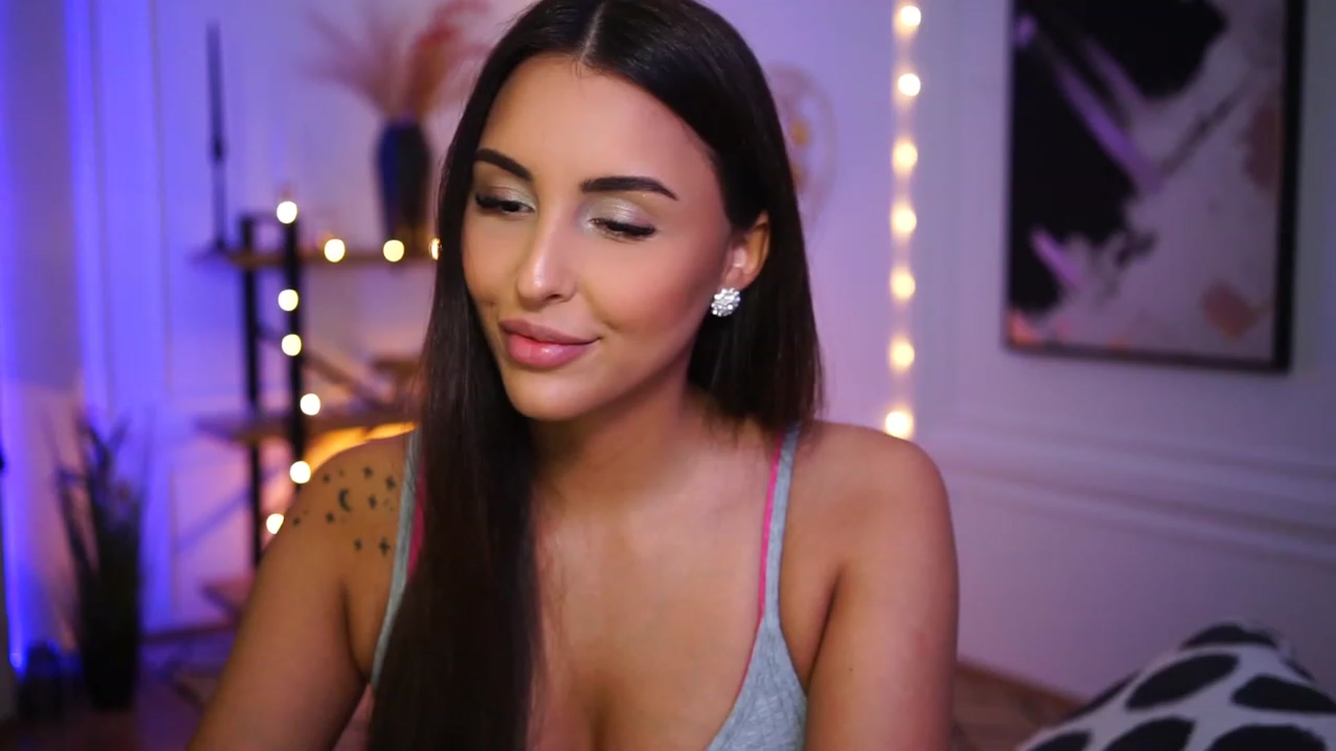 Gallery image thumbnail from Lisamelow's myfreecams stream on, 01/25/2023, 17:33 image 3 of 20