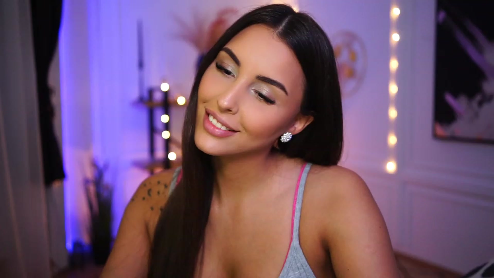 Gallery image thumbnail from Lisamelow's myfreecams stream on, 01/25/2023, 17:33 image 15 of 20