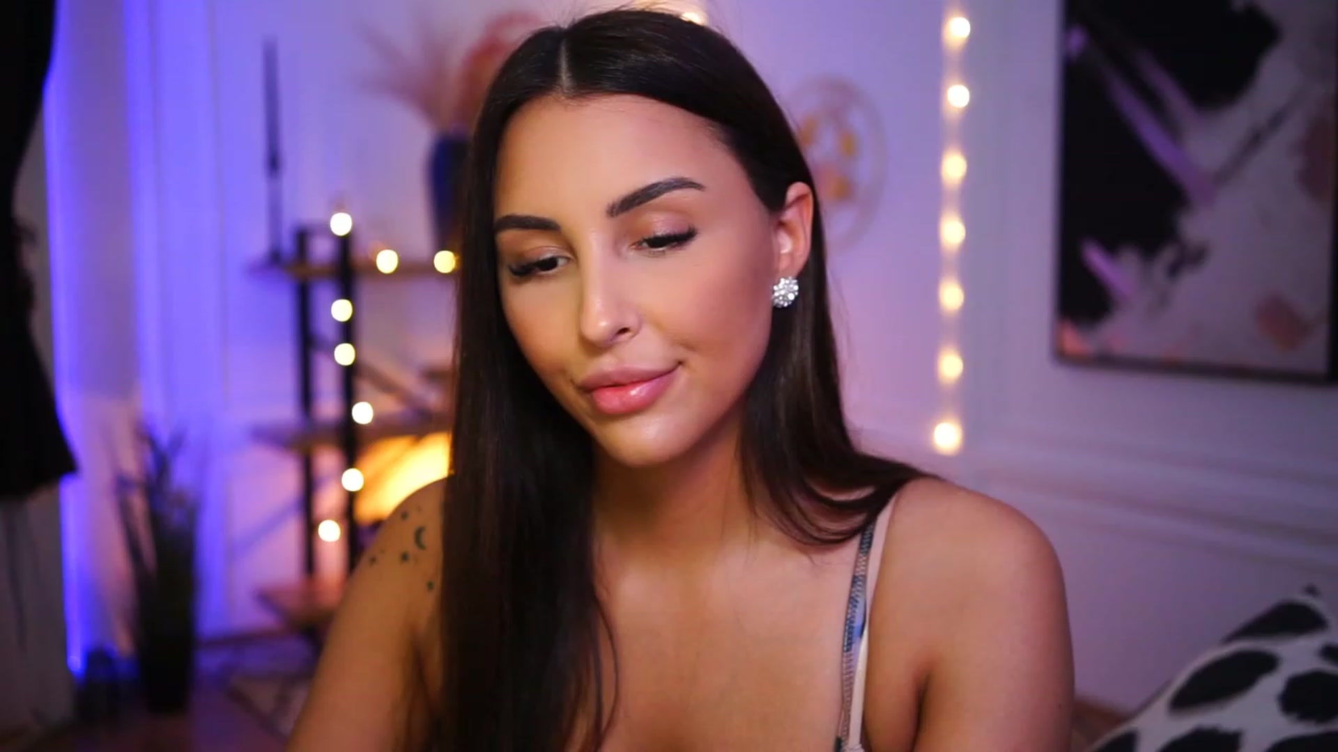 Gallery image thumbnail from Lisamelow's myfreecams stream on, 01/26/2023, 21:14 image 6 of 20