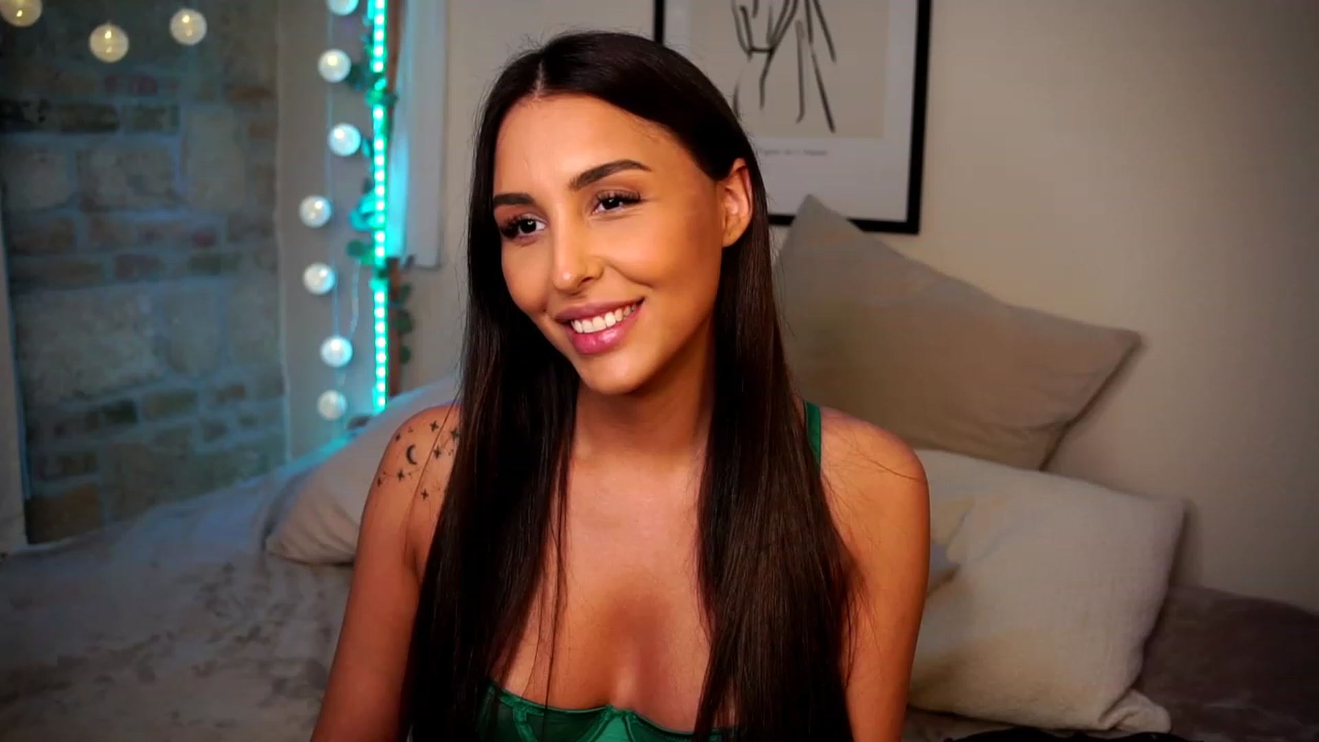 Gallery image thumbnail from Lisamelow's myfreecams stream on, 01/29/2023, 09:31 image 16 of 20