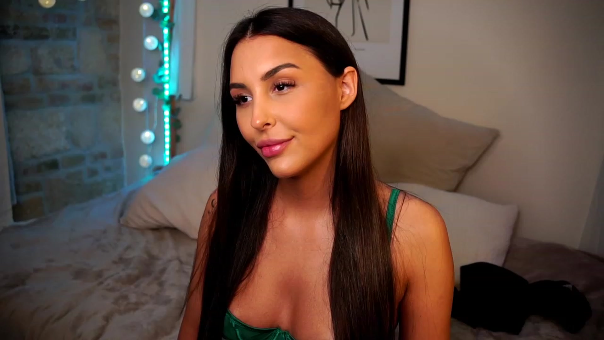 Gallery image thumbnail from Lisamelow's myfreecams stream on, 01/29/2023, 10:15 image 19 of 20