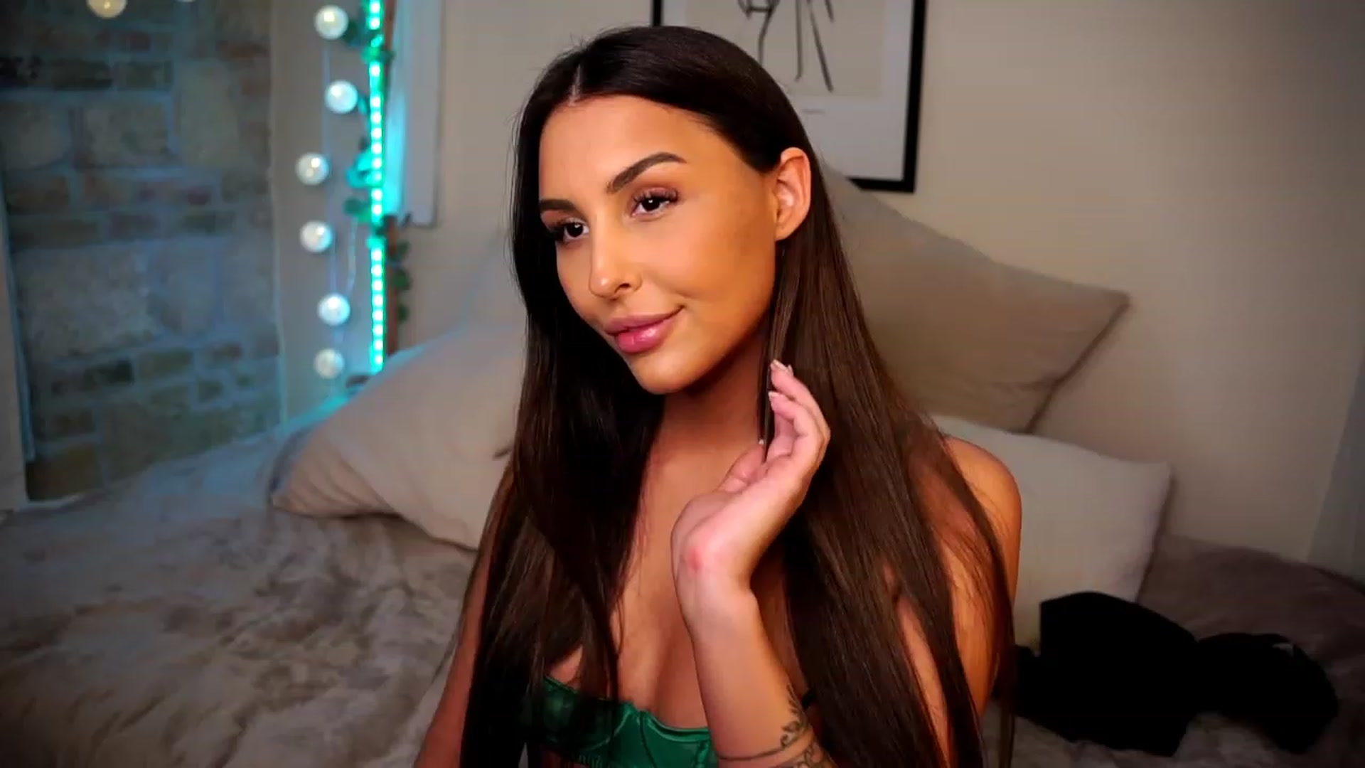 Gallery image thumbnail from Lisamelow's myfreecams stream on, 01/29/2023, 10:15 image 18 of 20