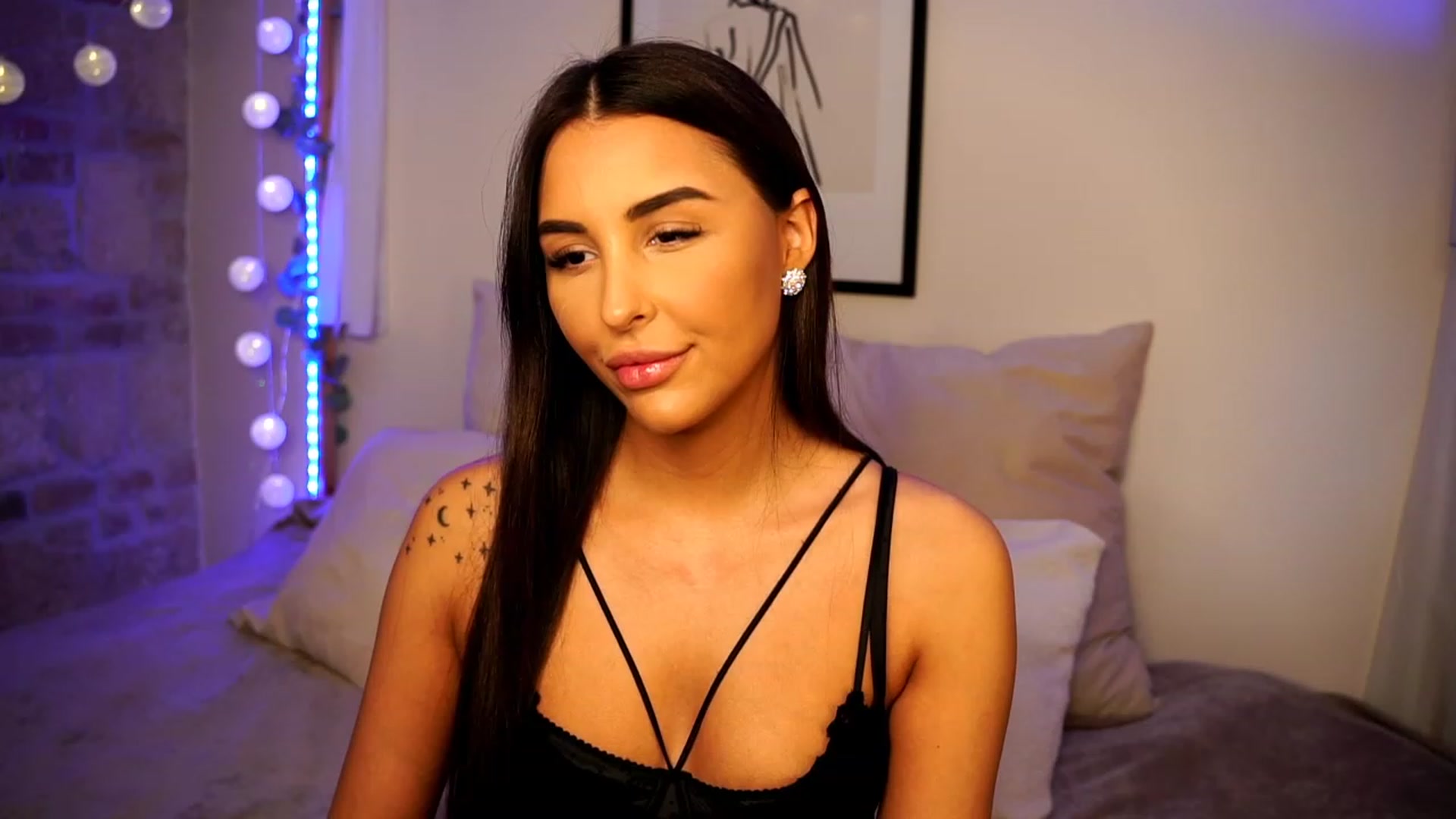 Gallery image thumbnail from Lisamelow's myfreecams stream on, 01/30/2023, 05:43 image 14 of 20