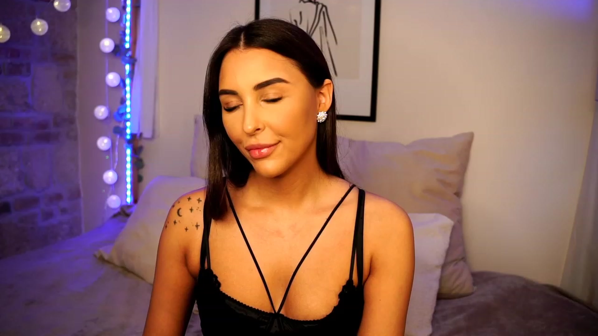 Gallery image thumbnail from Lisamelow's myfreecams stream on, 01/30/2023, 05:43 image 15 of 20