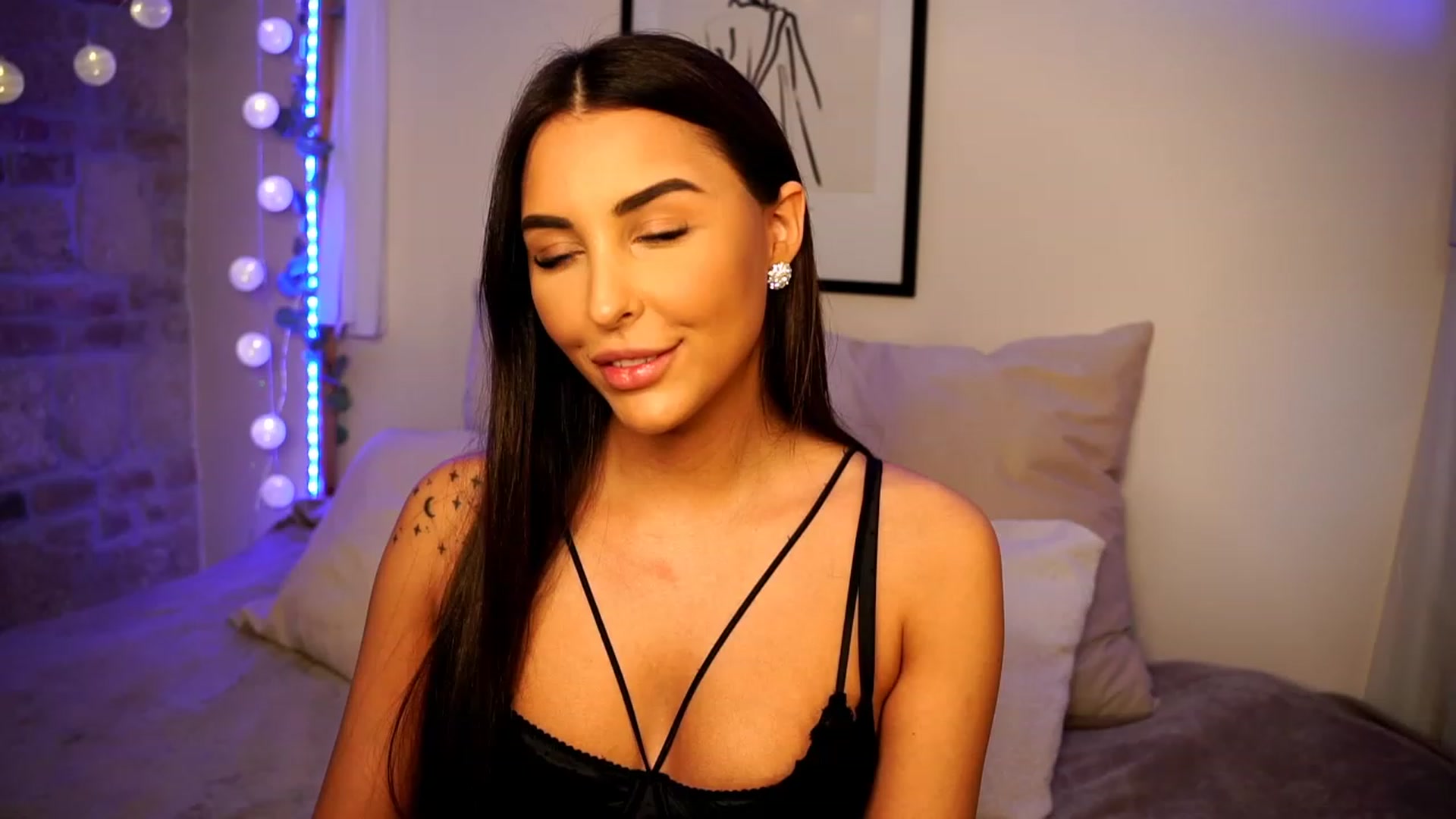 Gallery image thumbnail from Lisamelow's myfreecams stream on, 01/30/2023, 05:43 image 9 of 20