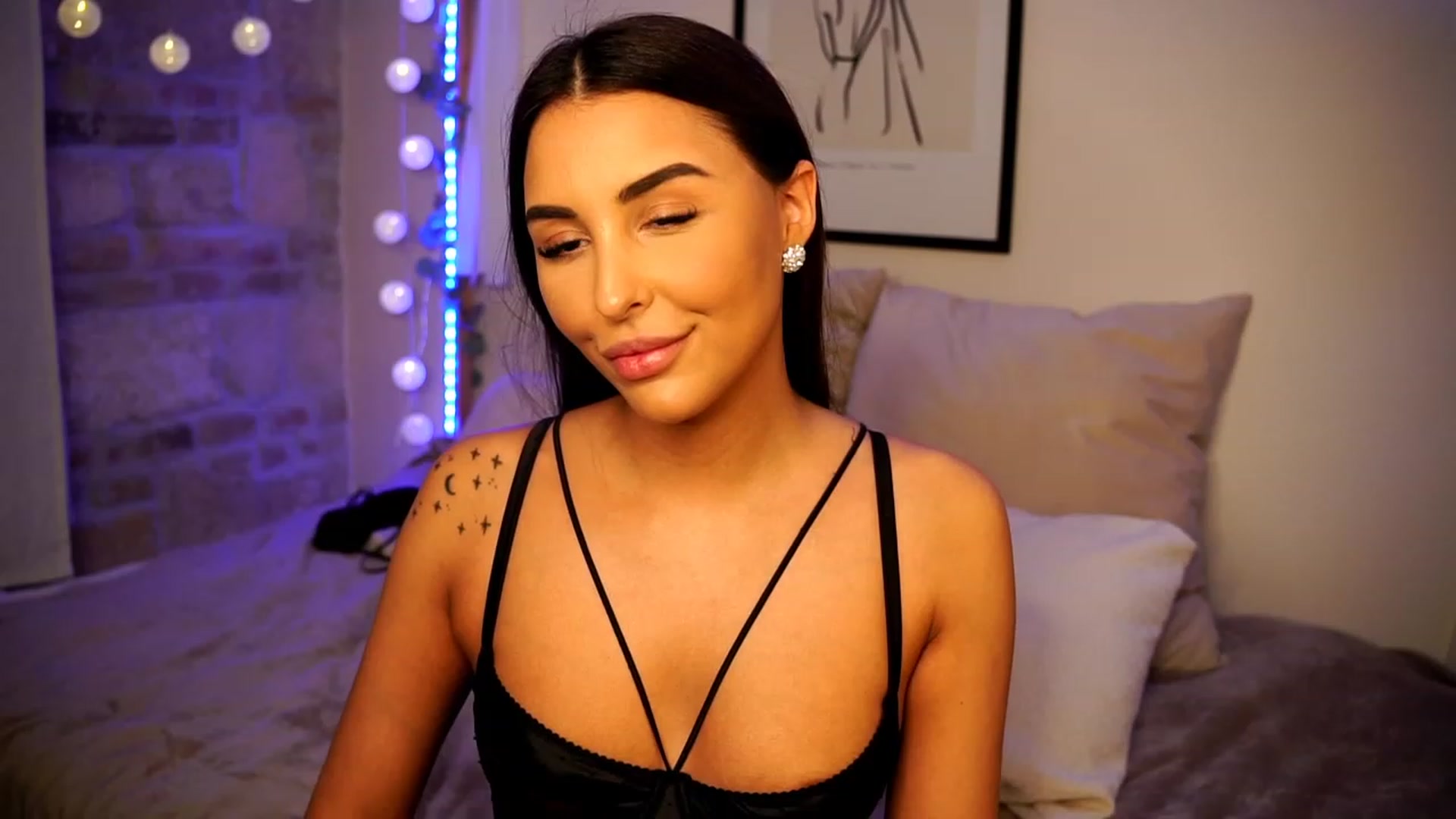 Gallery image thumbnail from Lisamelow's myfreecams stream on, 01/30/2023, 07:49 image 7 of 20