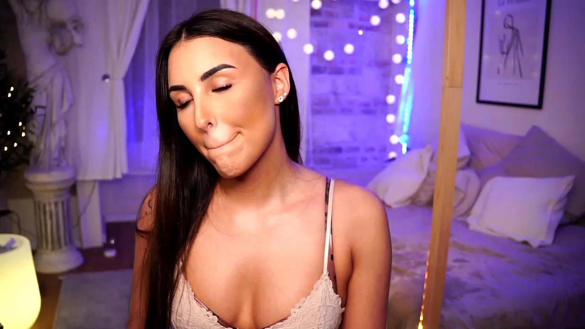 Gallery image thumbnail from Lisamelow's myfreecams stream on, 02/15/2023, 22:27 image 7 of 20