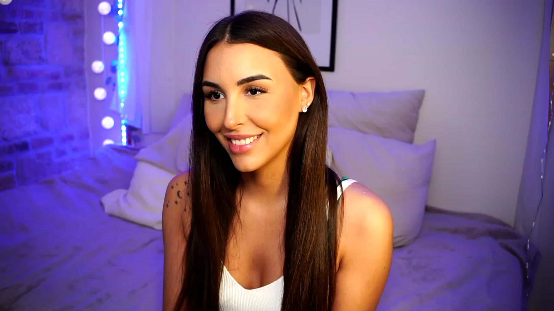 Gallery image thumbnail from Lisamelow's myfreecams stream on, 02/19/2023, 20:14 image 2 of 20