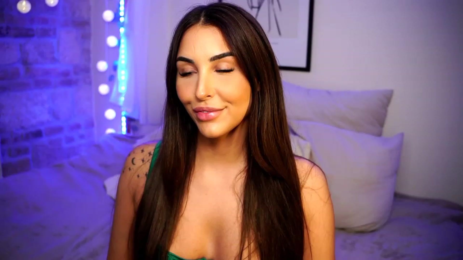 Gallery image thumbnail from Lisamelow's myfreecams stream on, 02/19/2023, 20:31 image 4 of 20