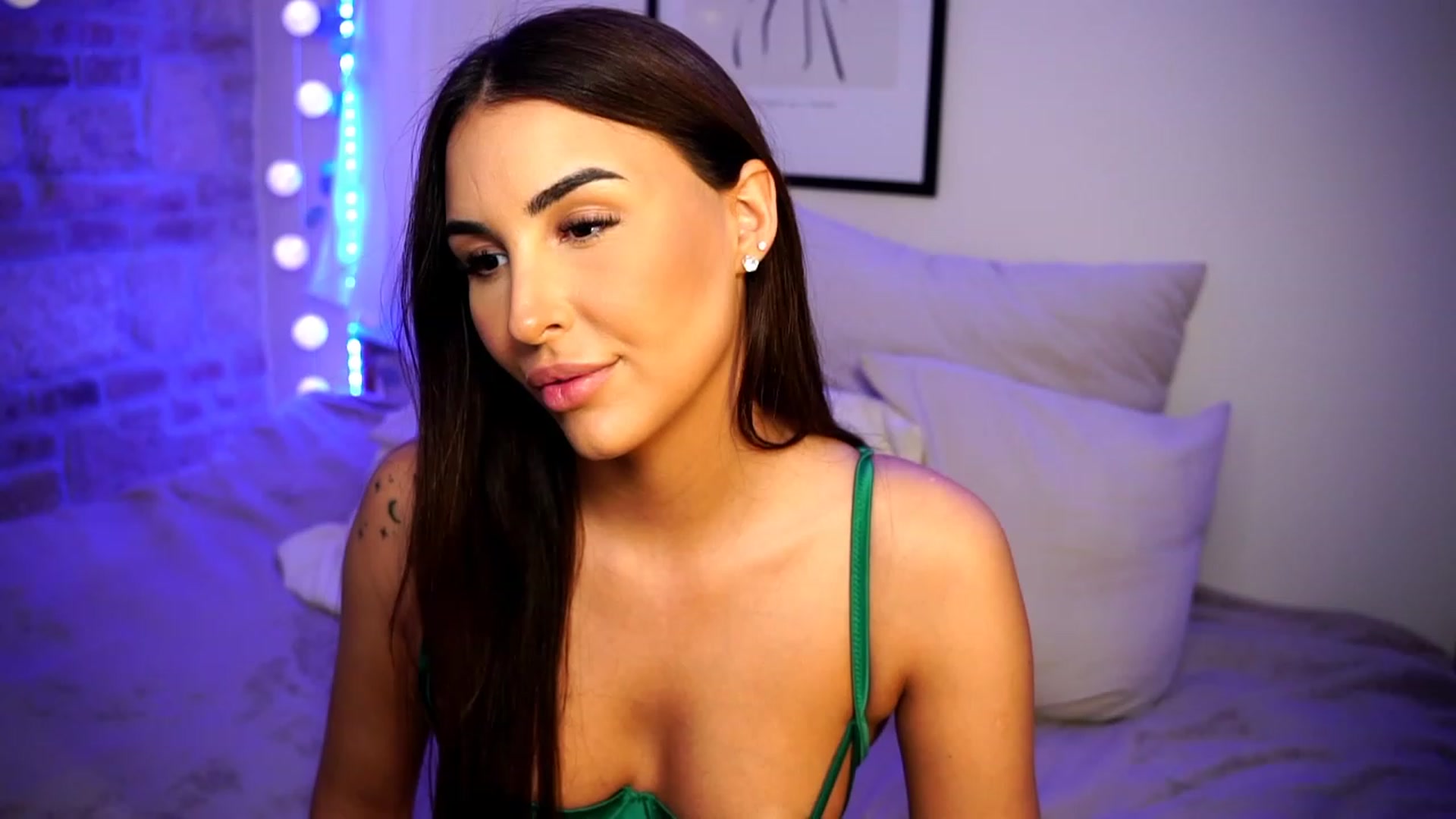 Gallery image thumbnail from Lisamelow's myfreecams stream on, 02/19/2023, 21:08 image 18 of 20