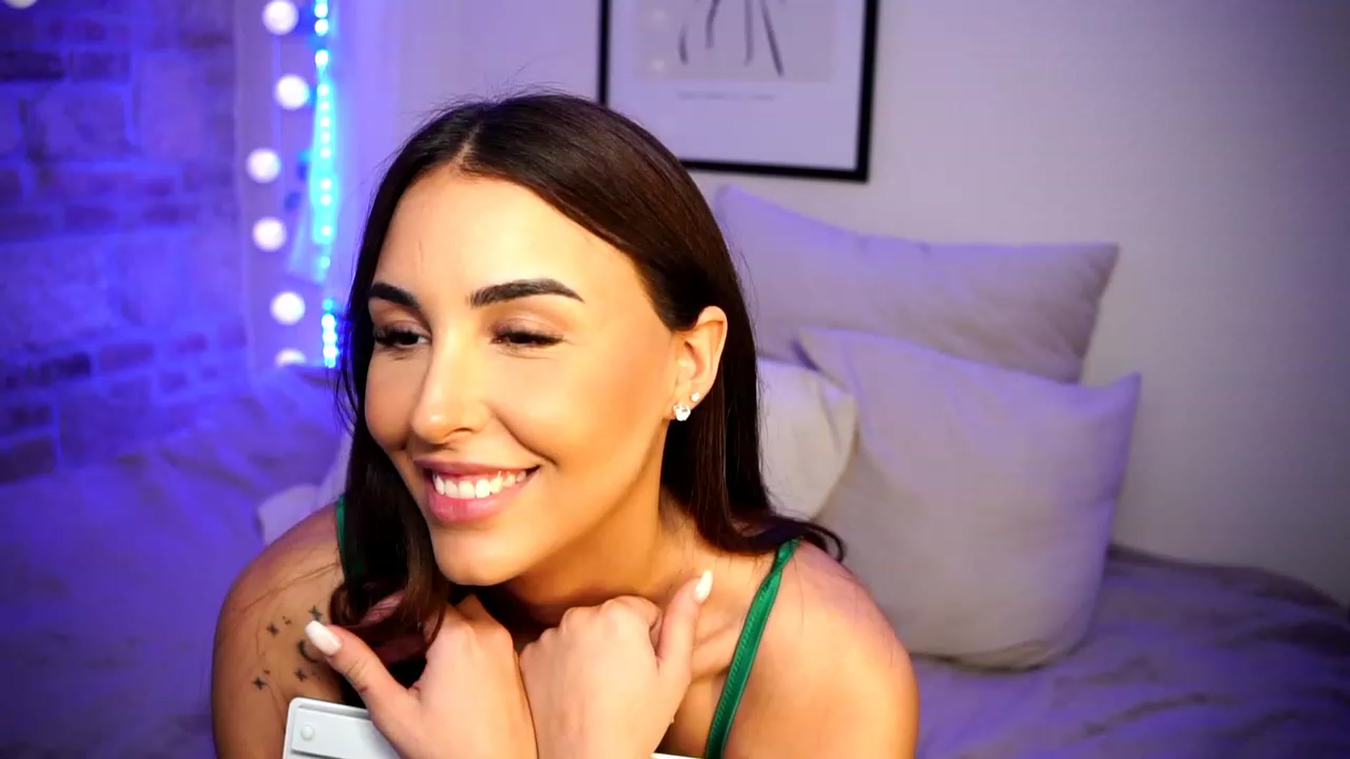 Gallery image thumbnail from Lisamelow's myfreecams stream on, 02/19/2023, 21:08 image 16 of 20