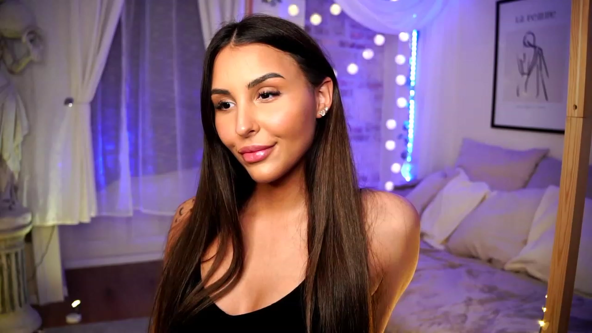 Gallery image thumbnail from Lisamelow's myfreecams stream on, 02/24/2023, 05:47 image 12 of 20