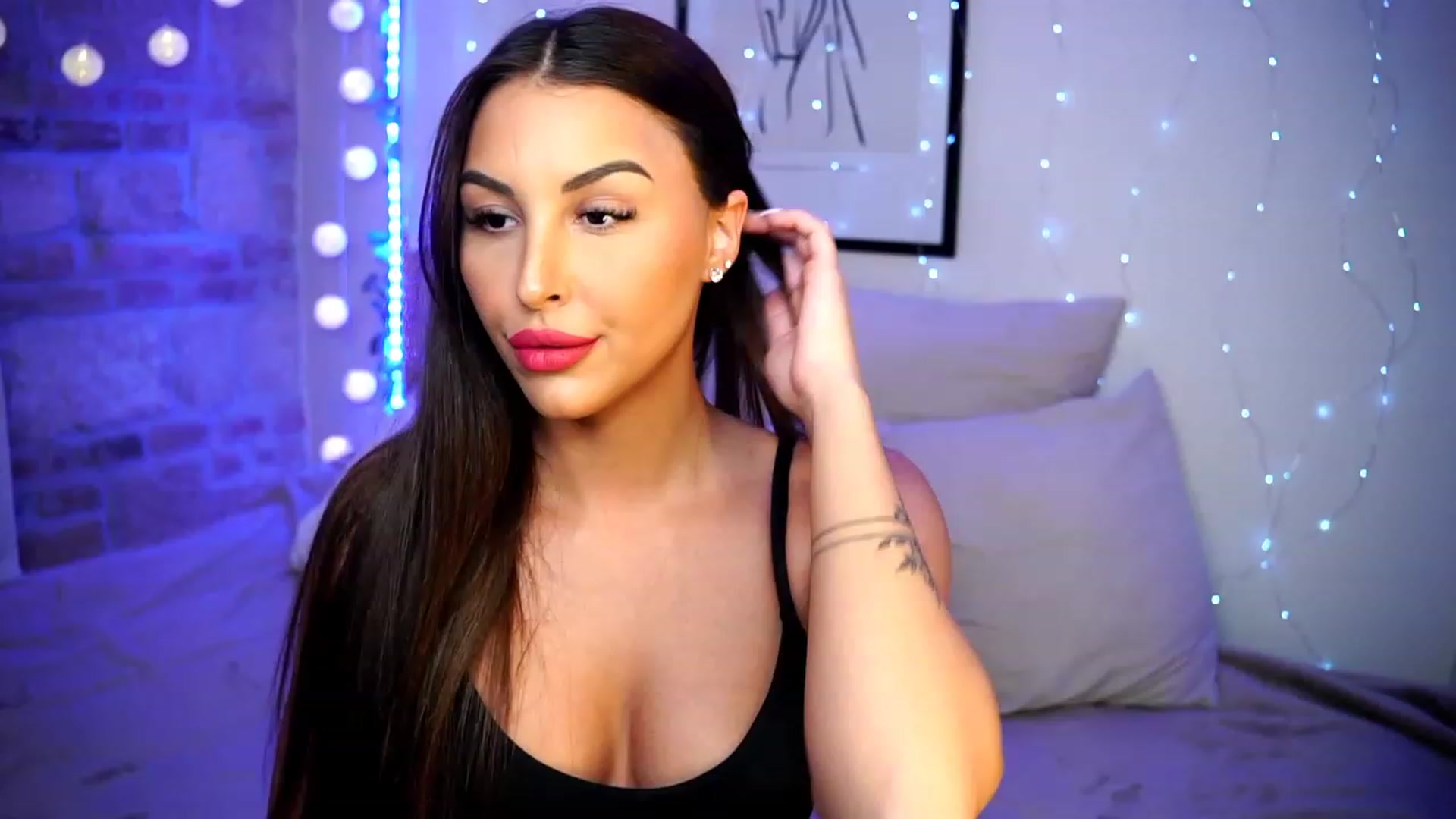 Gallery image thumbnail from Lisamelow's myfreecams stream on, 03/01/2023, 20:24 image 6 of 20
