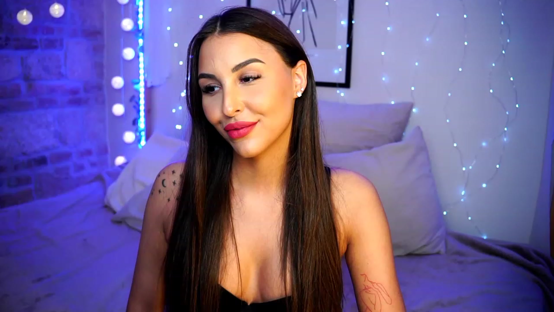 Gallery image thumbnail from Lisamelow's myfreecams stream on, 03/01/2023, 22:03 image 4 of 20