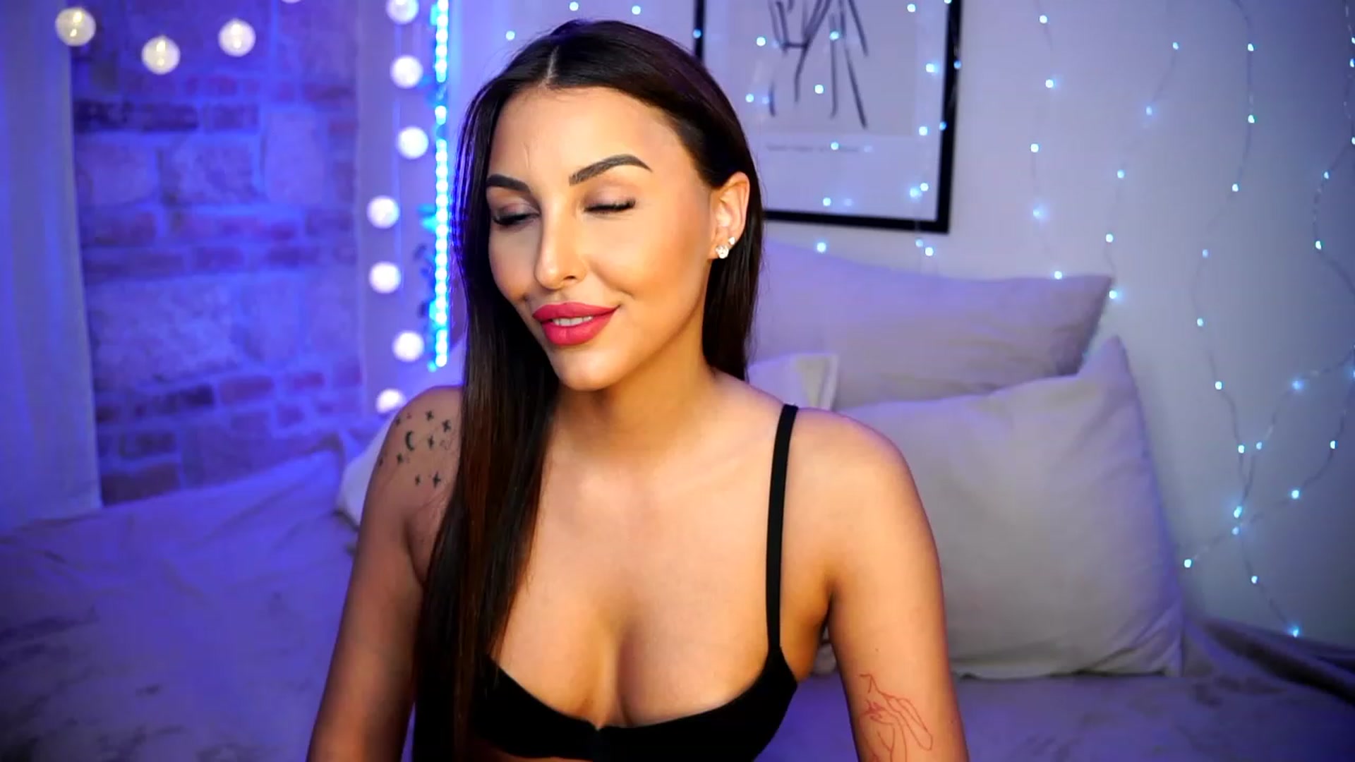 Gallery image thumbnail from Lisamelow's myfreecams stream on, 03/01/2023, 22:03 image 14 of 20