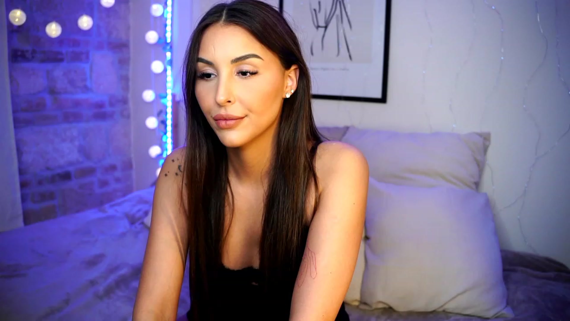 Gallery image thumbnail from Lisamelow's myfreecams stream on, 03/02/2023, 19:45 image 12 of 20