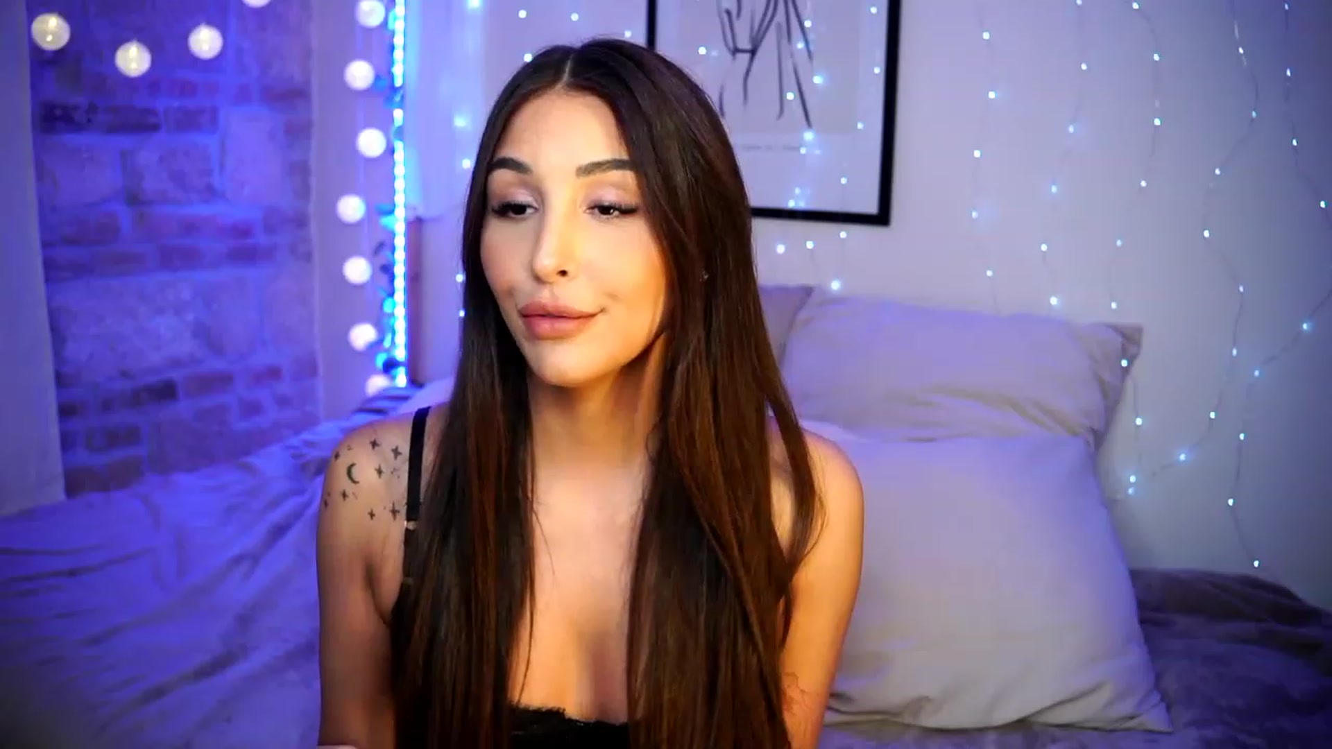 Gallery image thumbnail from Lisamelow's myfreecams stream on, 03/02/2023, 22:03 image 14 of 20