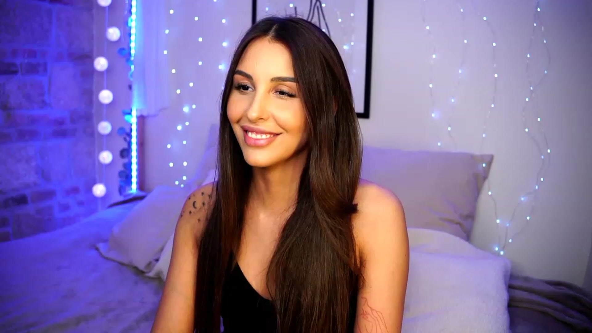 Gallery image thumbnail from Lisamelow's myfreecams stream on, 03/08/2023, 18:13 image 8 of 20