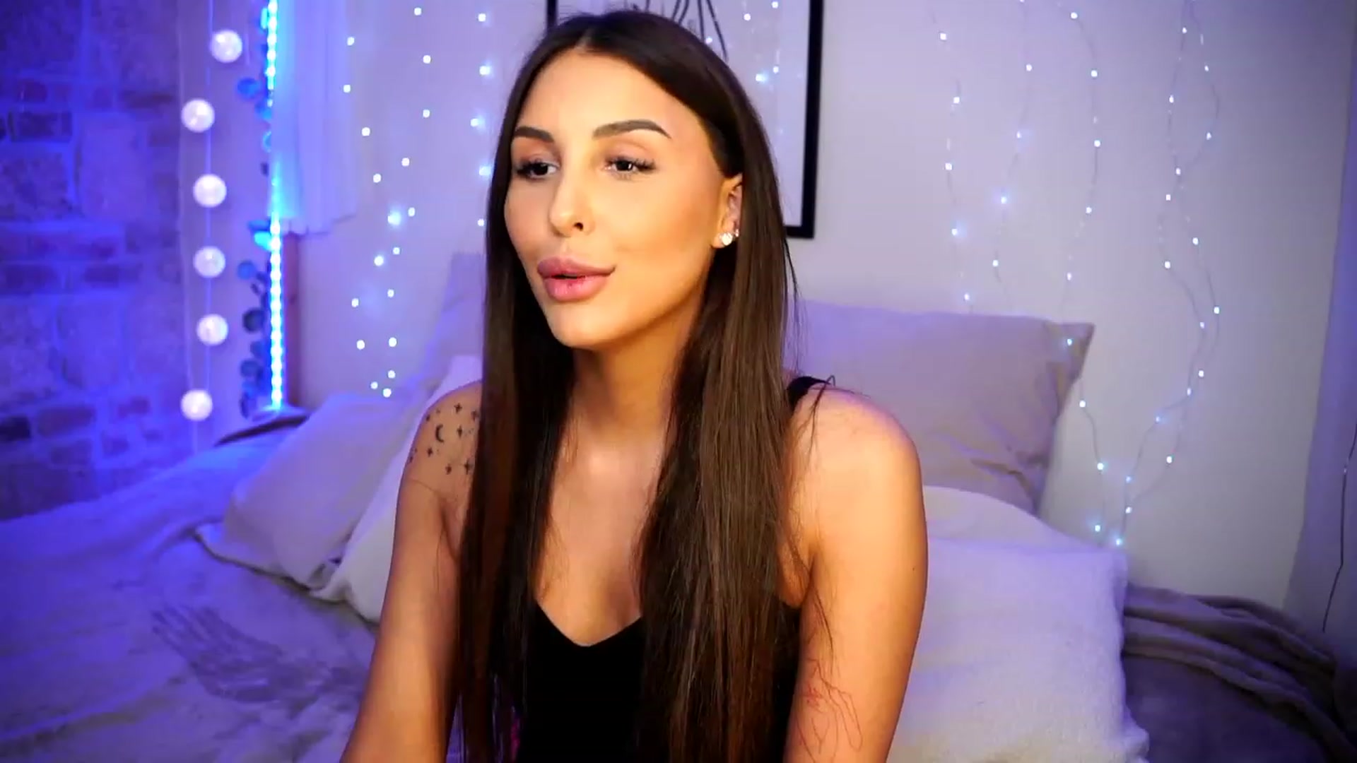Gallery image thumbnail from Lisamelow's myfreecams stream on, 03/08/2023, 18:13 image 15 of 20