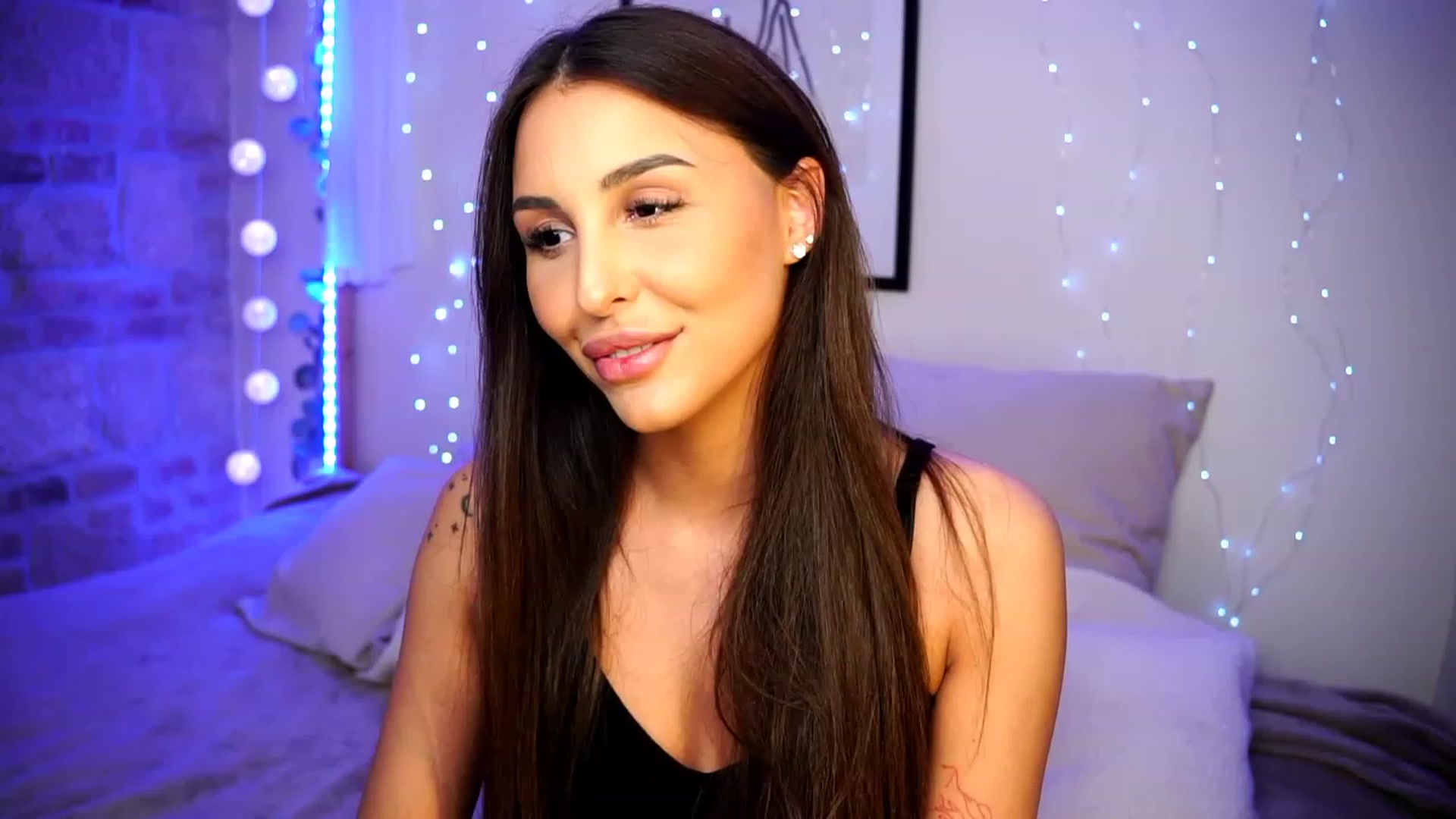 Gallery image thumbnail from Lisamelow's myfreecams stream on, 03/08/2023, 18:13 image 7 of 20