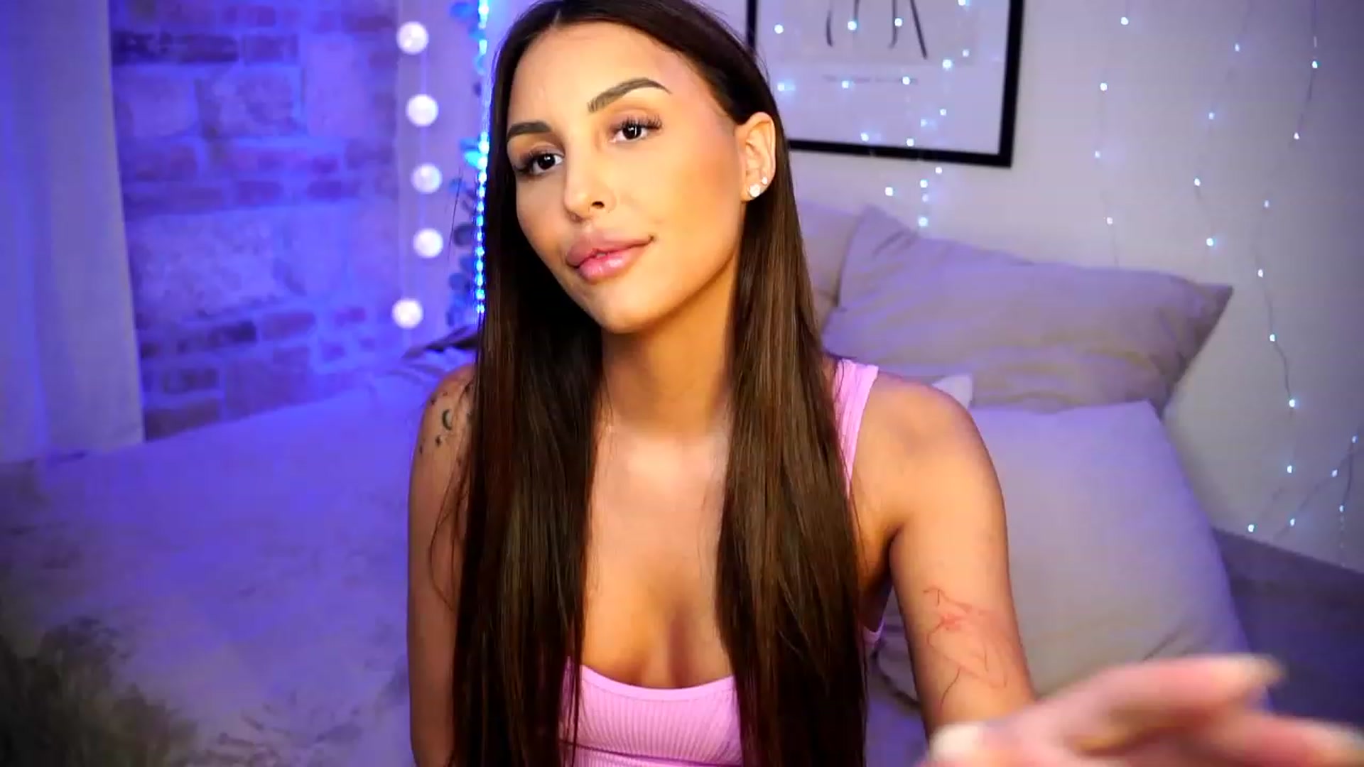 Gallery image thumbnail from Lisamelow's myfreecams stream on, 03/09/2023, 21:58 image 1 of 20