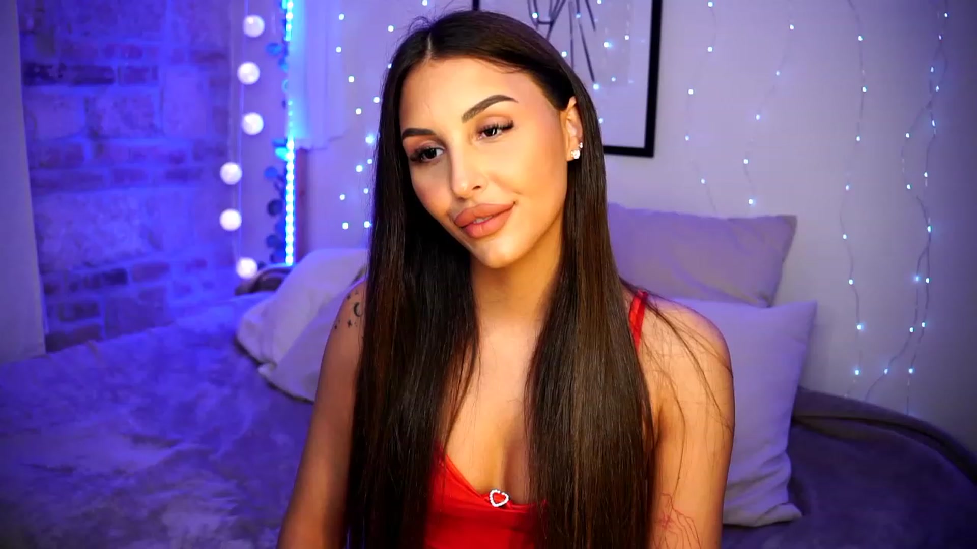 Gallery image thumbnail from Lisamelow's myfreecams stream on, 03/10/2023, 19:11 image 4 of 20