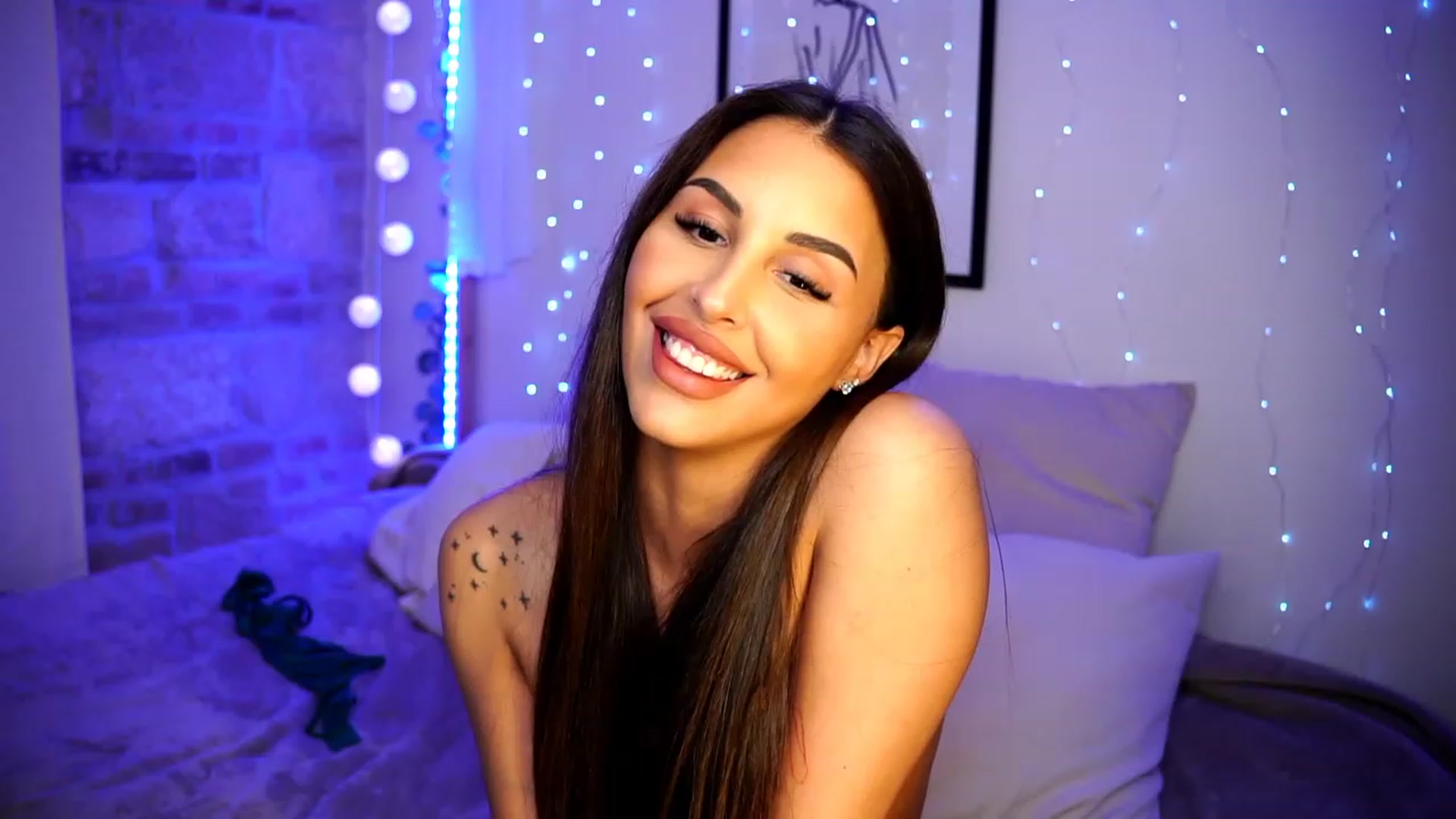 Gallery image thumbnail from Lisamelow's myfreecams stream on, 03/10/2023, 21:35 image 18 of 20