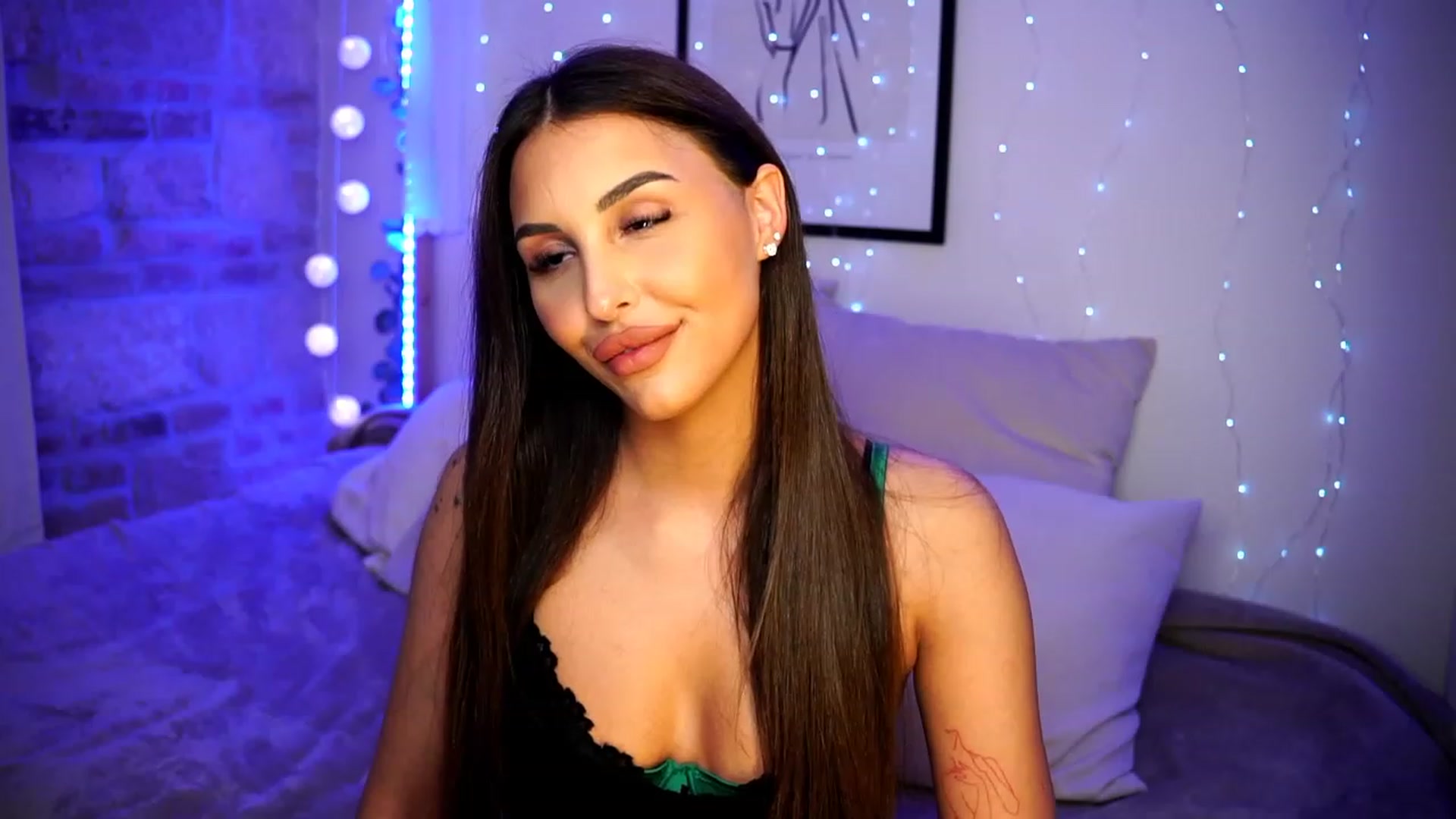Gallery image thumbnail from Lisamelow's myfreecams stream on, 03/10/2023, 21:35 image 10 of 20