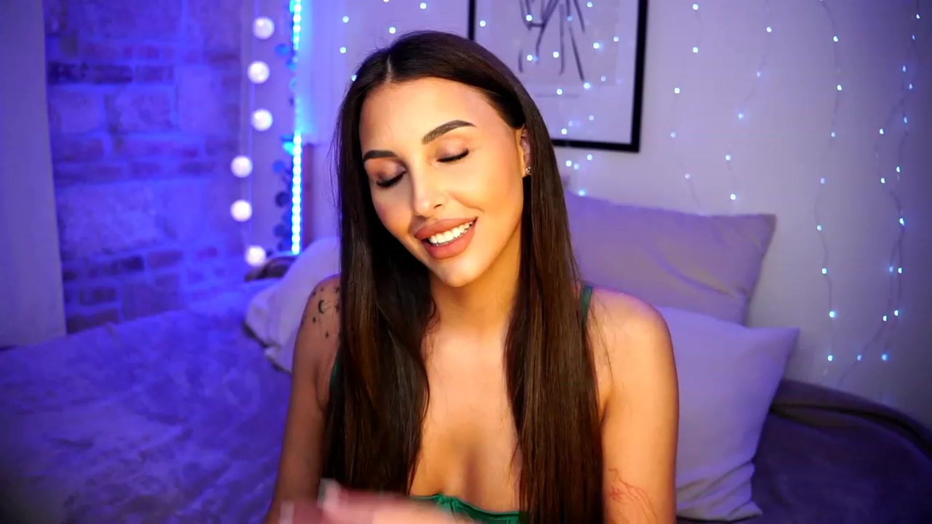Gallery image thumbnail from Lisamelow's myfreecams stream on, 03/10/2023, 21:35 image 15 of 20