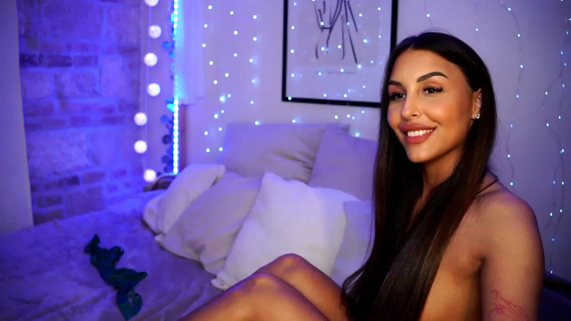 Gallery image thumbnail from Lisamelow's myfreecams stream on, 03/10/2023, 22:07 image 10 of 20