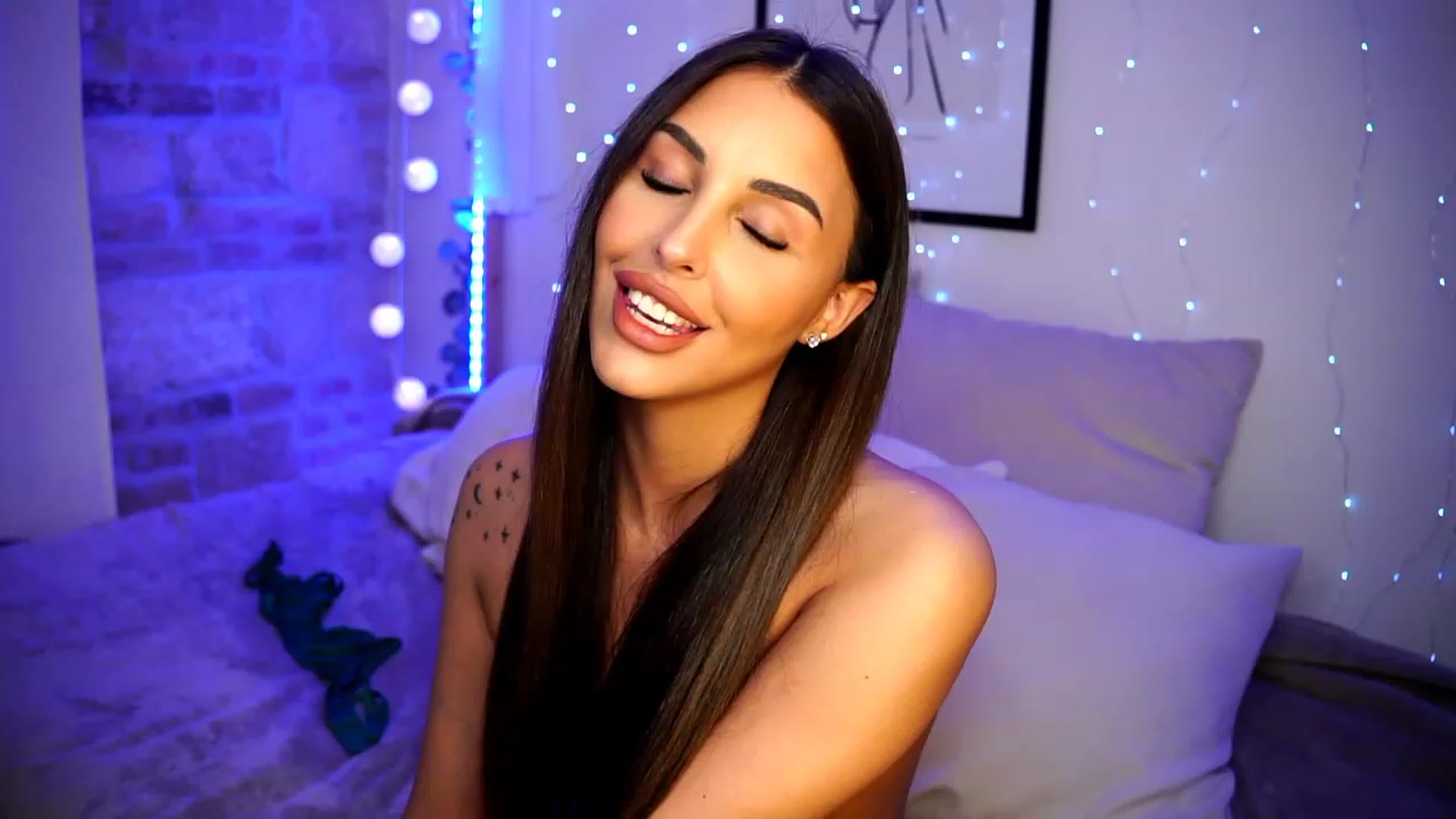 Gallery image thumbnail from Lisamelow's myfreecams stream on, 03/10/2023, 22:07 image 15 of 20
