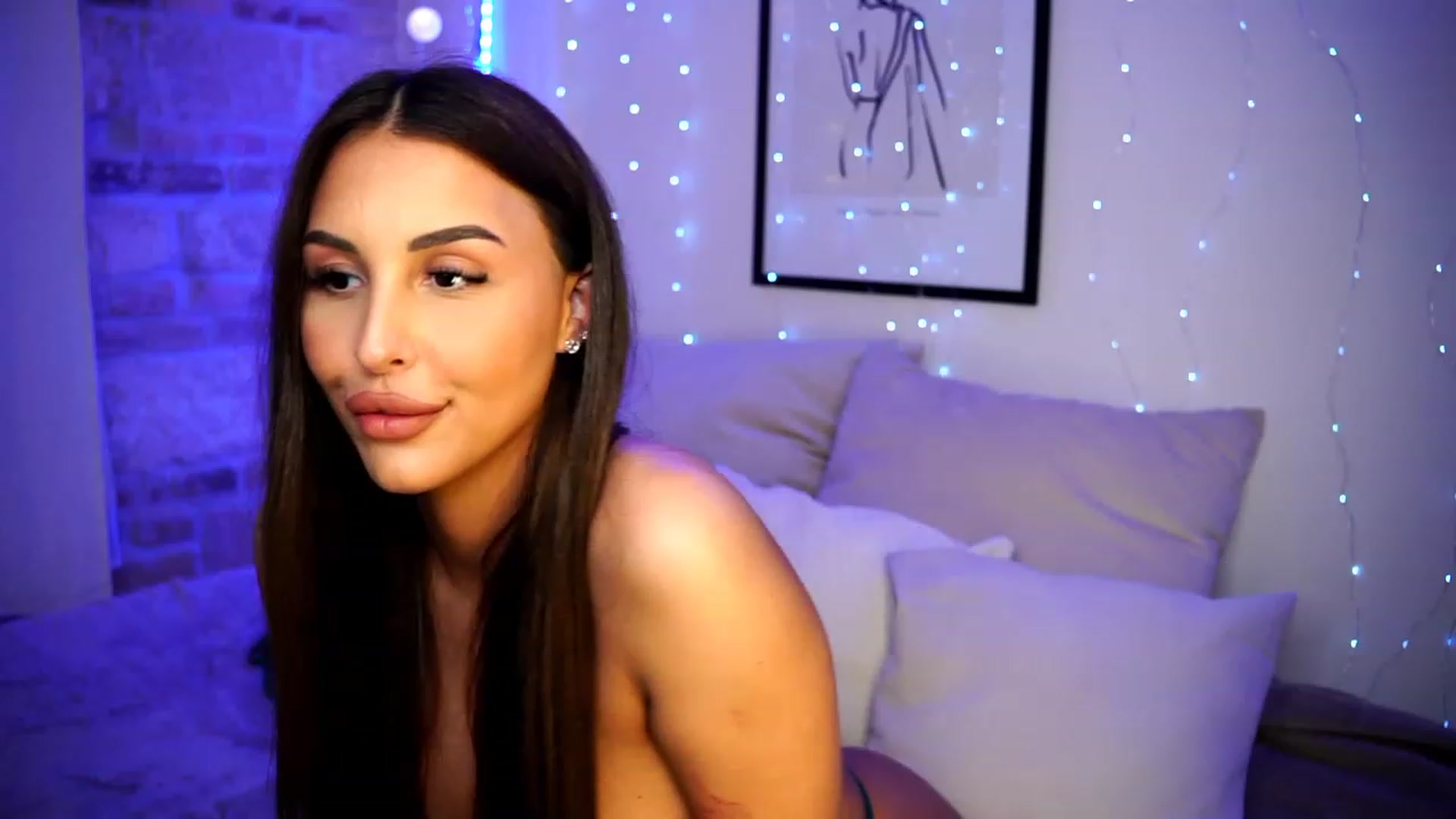 Gallery image thumbnail from Lisamelow's myfreecams stream on, 03/10/2023, 22:07 image 6 of 20